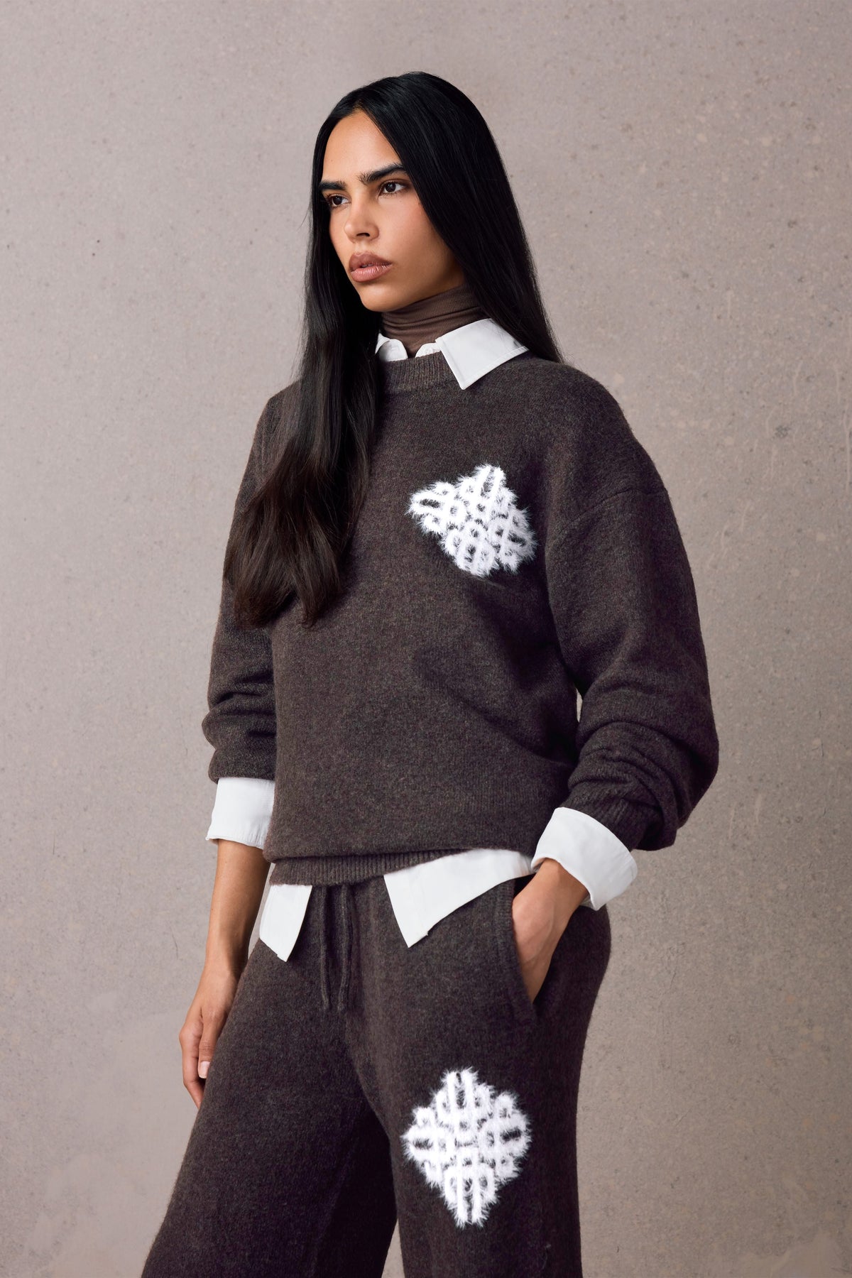 EMBLEM FLUFFY KNIT CREW - BROWN