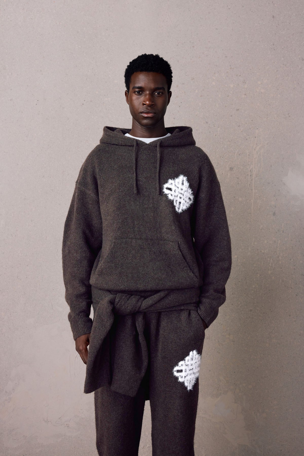 EMBLEM FLUFFY KNIT HOODIE - BROWN