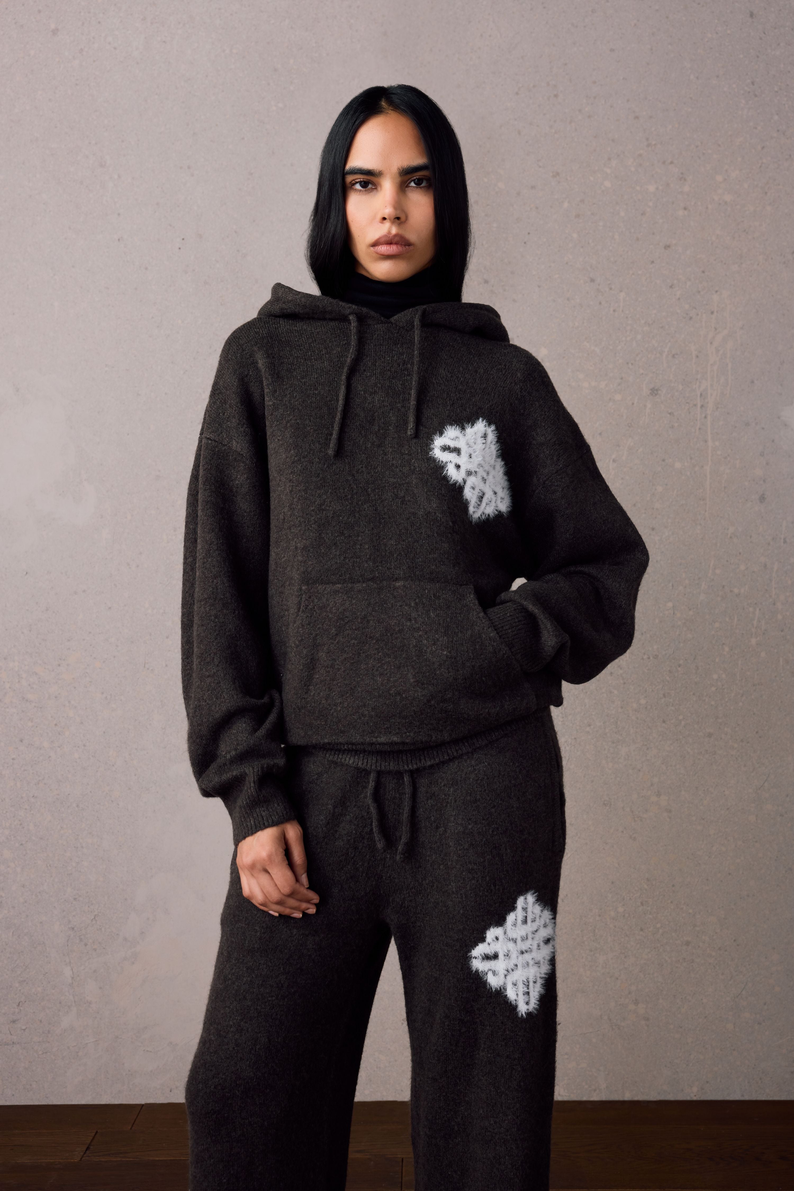 EMBLEM FLUFFY KNIT HOODIE - BROWN