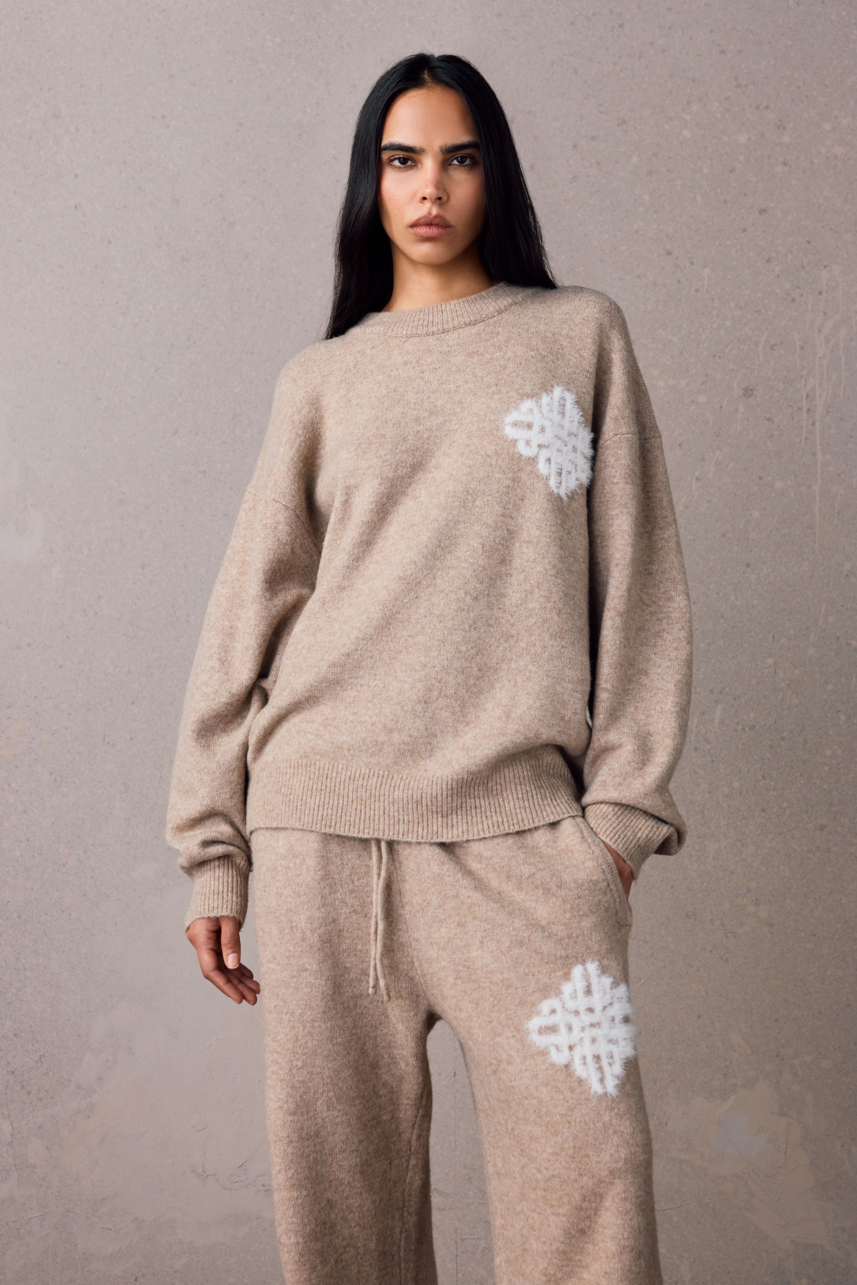 EMBLEM FLUFFY KNIT CREW - BEIGE