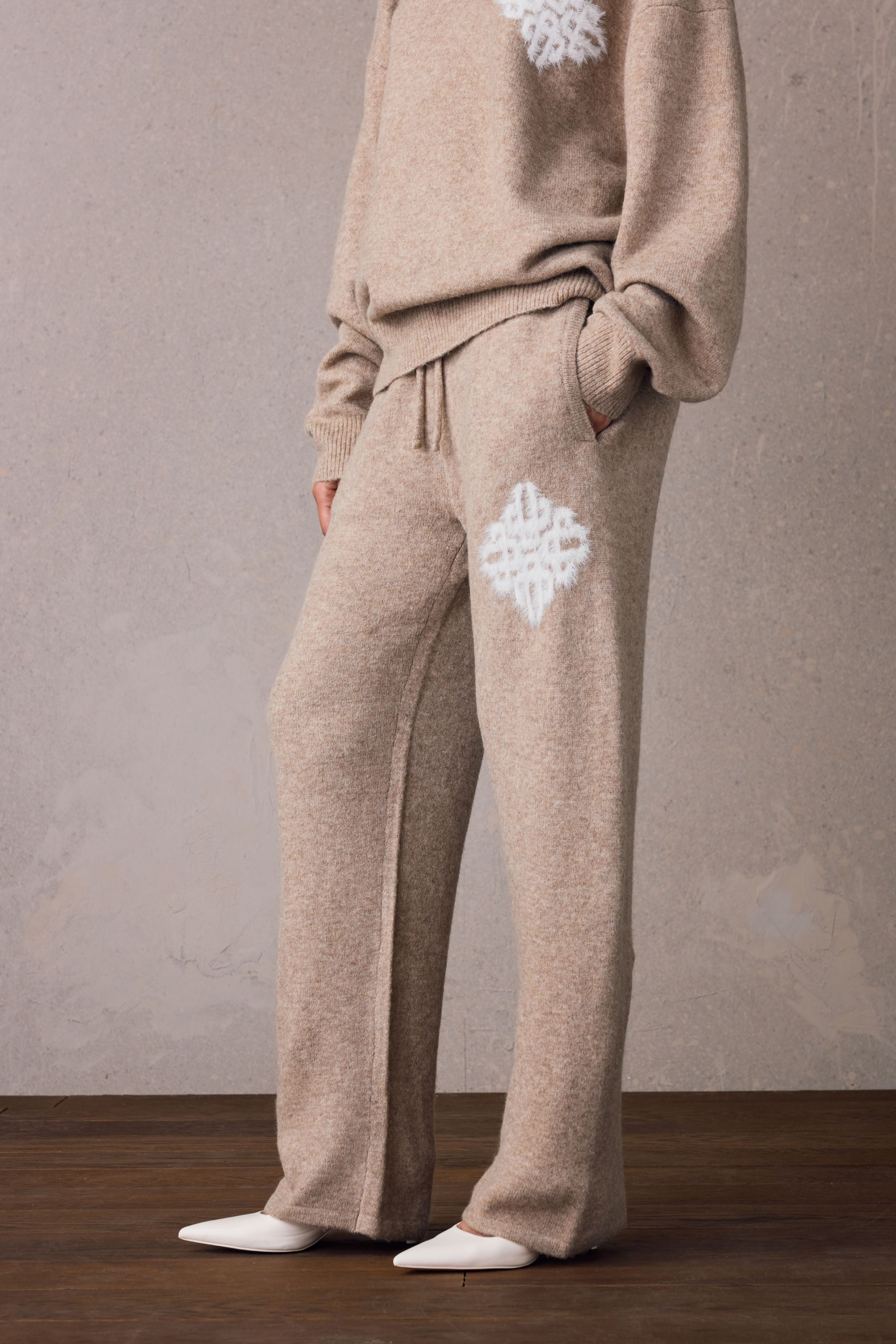 EMBLEM FLUFFY KNIT JOGGERS - BEIGE