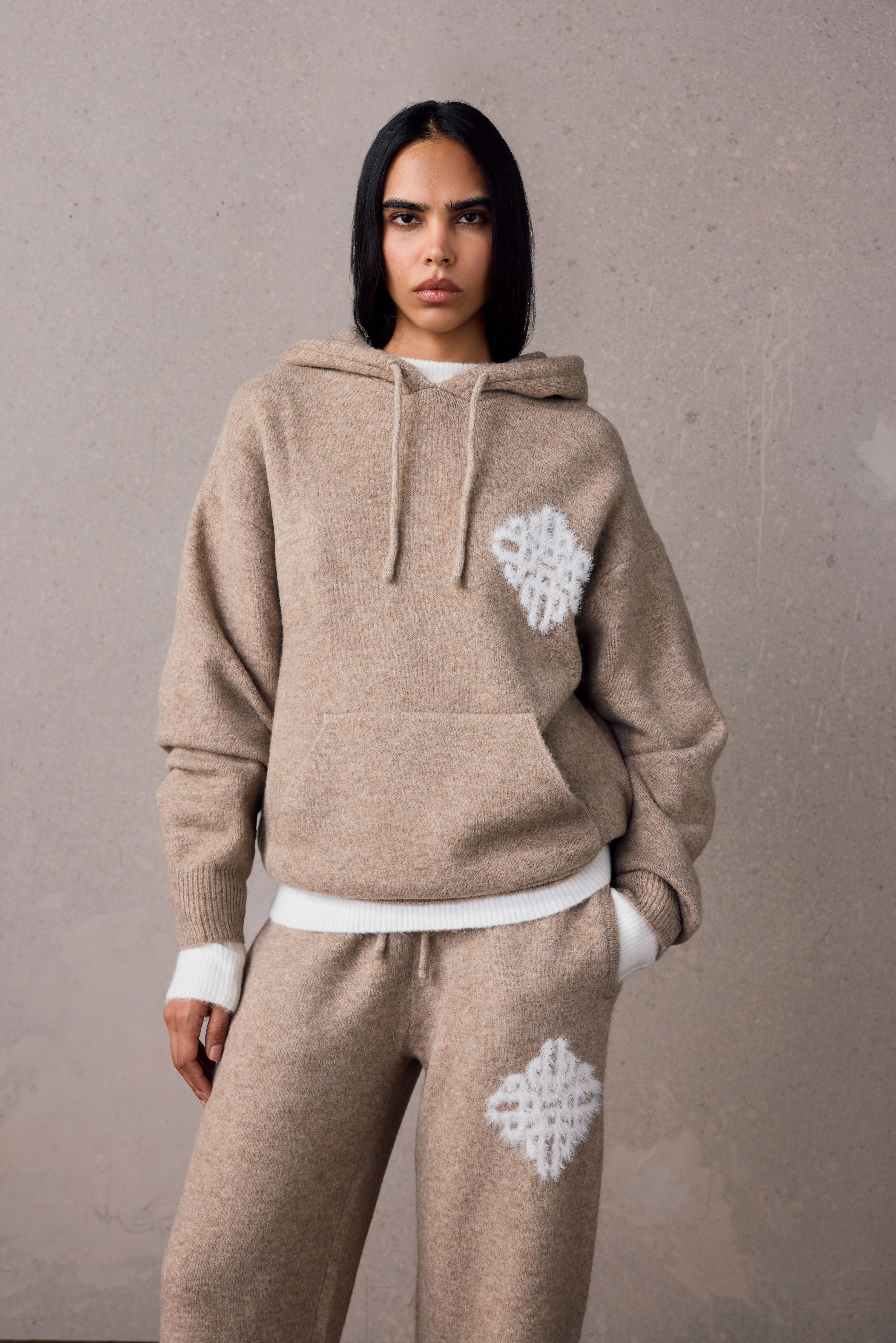 EMBLEM FLUFFY KNIT HOODIE - BEIGE