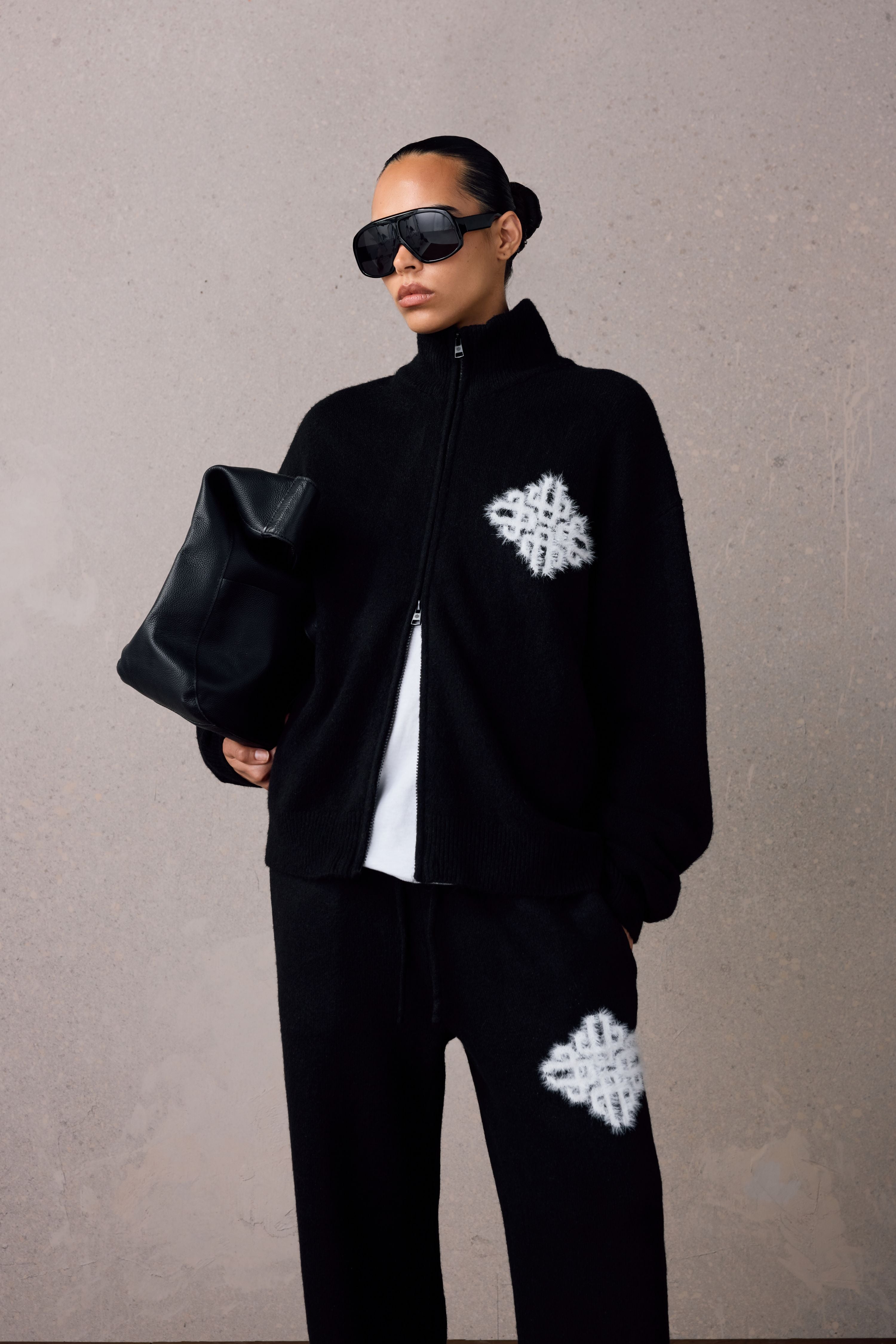 EMBLEM FLUFFY KNIT FUNNEL NECK - BLACK