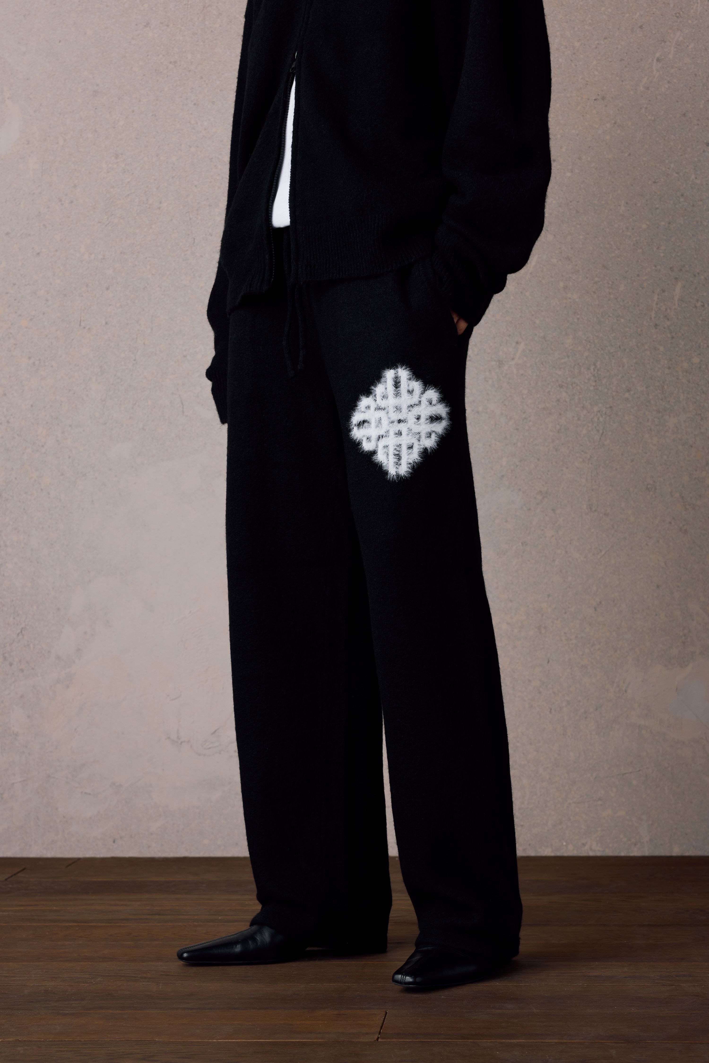 EMBLEM FLUFFY KNIT JOGGERS - BLACK