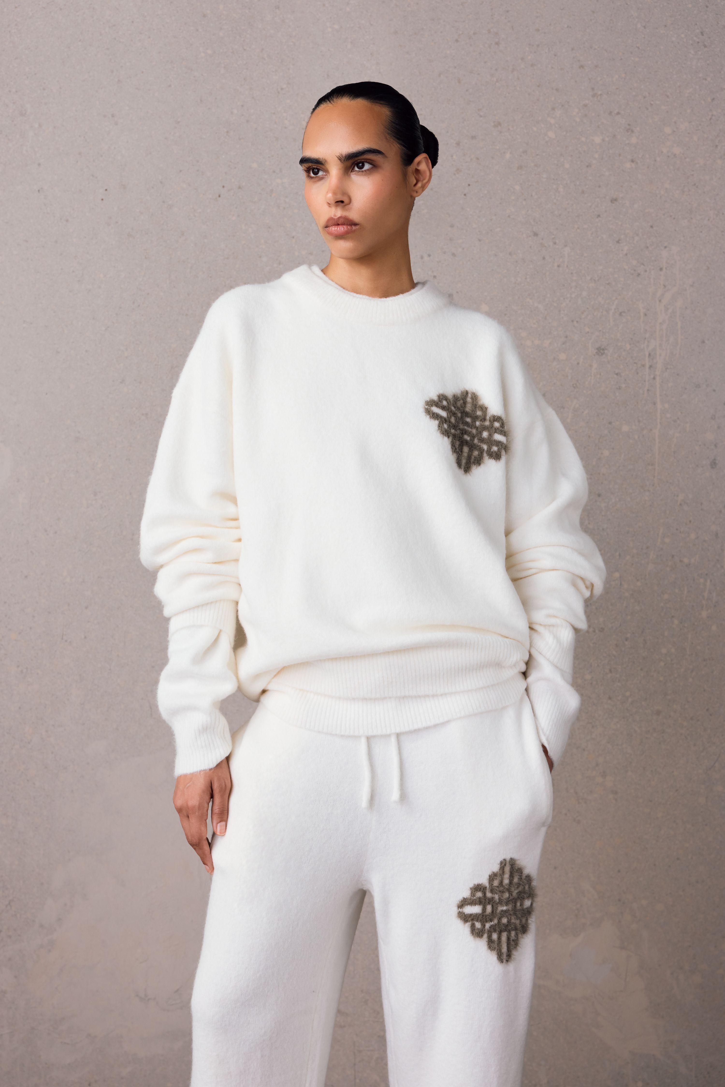 EMBLEM FLUFFY KNIT CREW - OFF WHITE