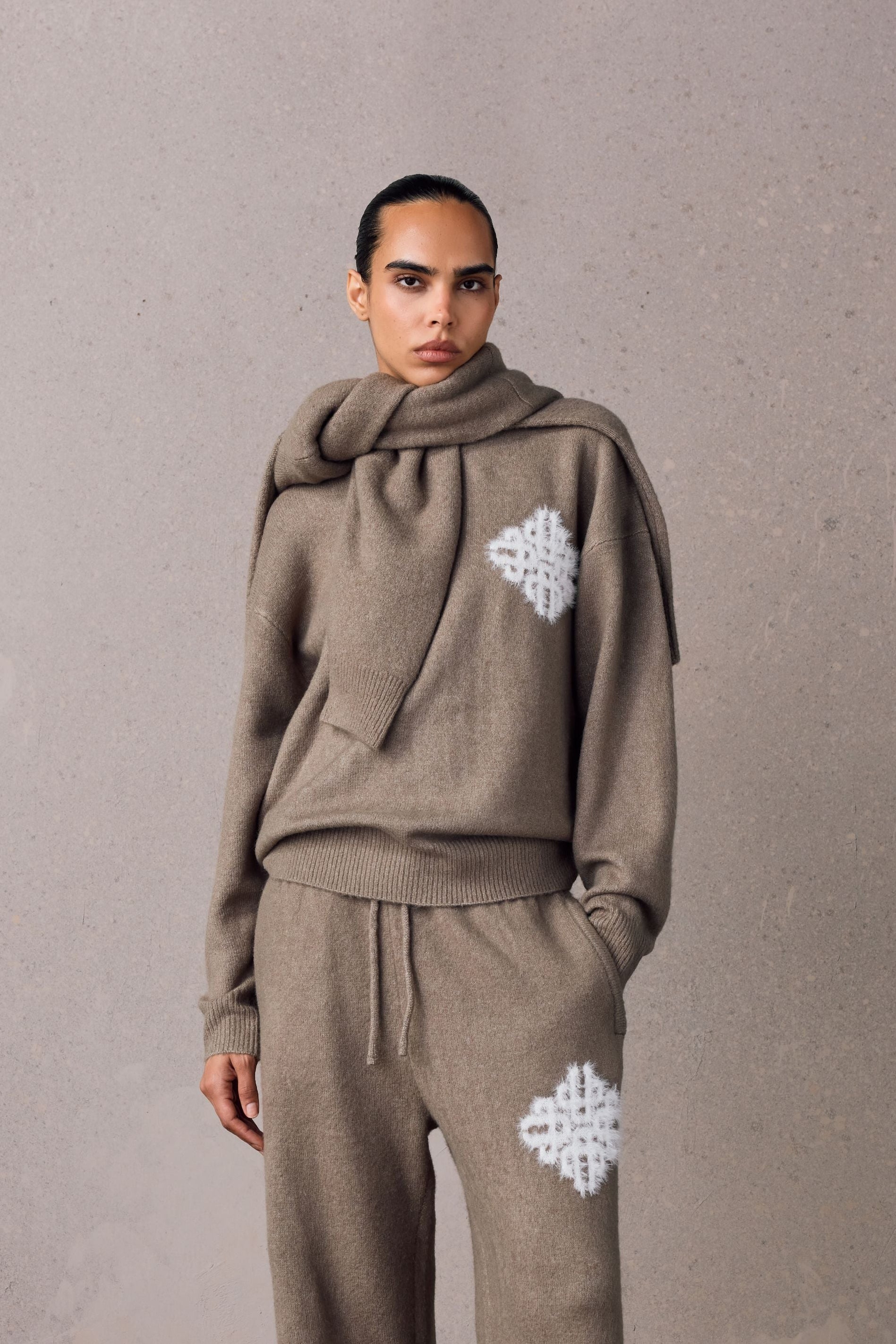 EMBLEM FLUFFY KNIT CREW - MUSHROOM