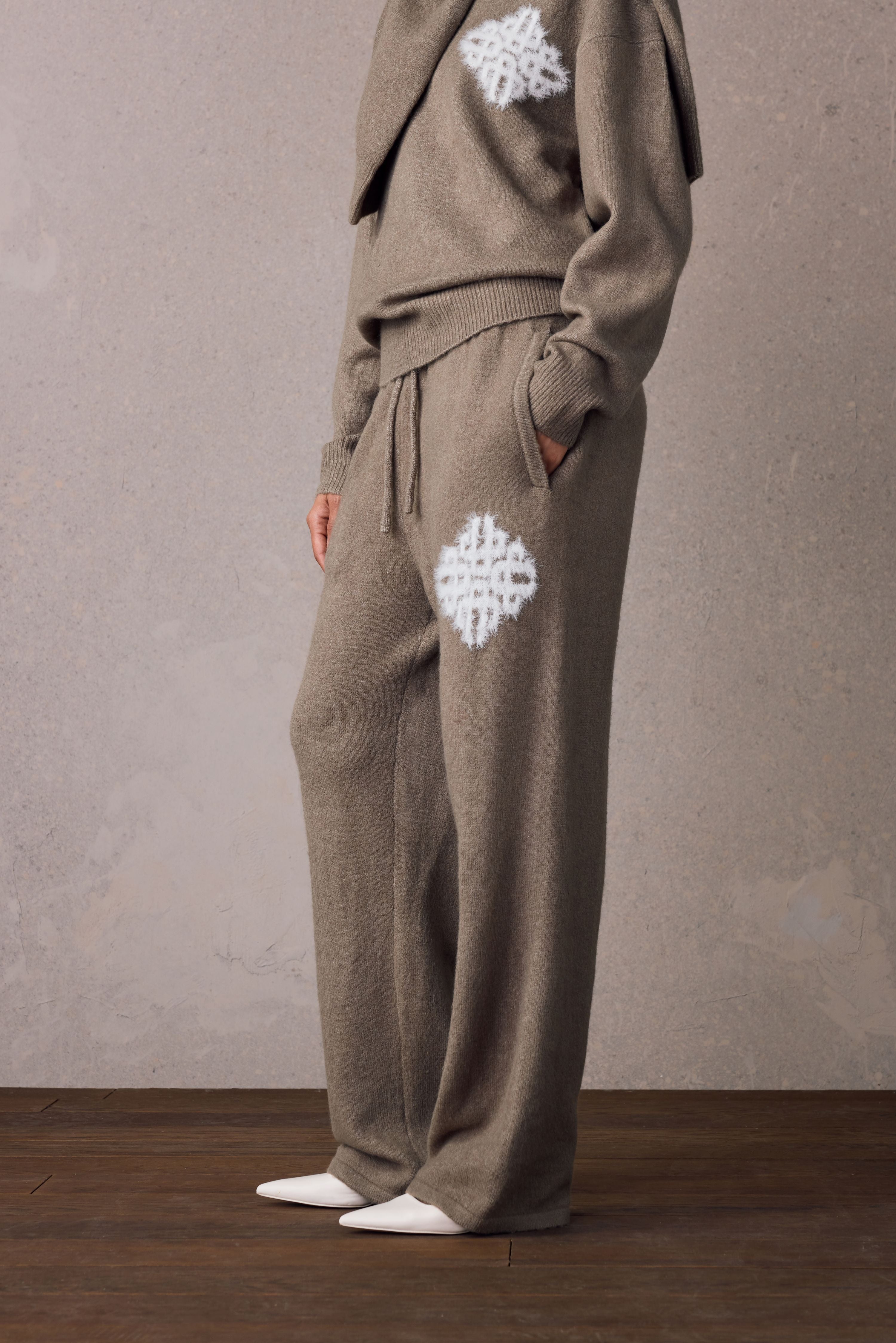 EMBLEM FLUFFY KNIT JOGGERS - MUSHROOM