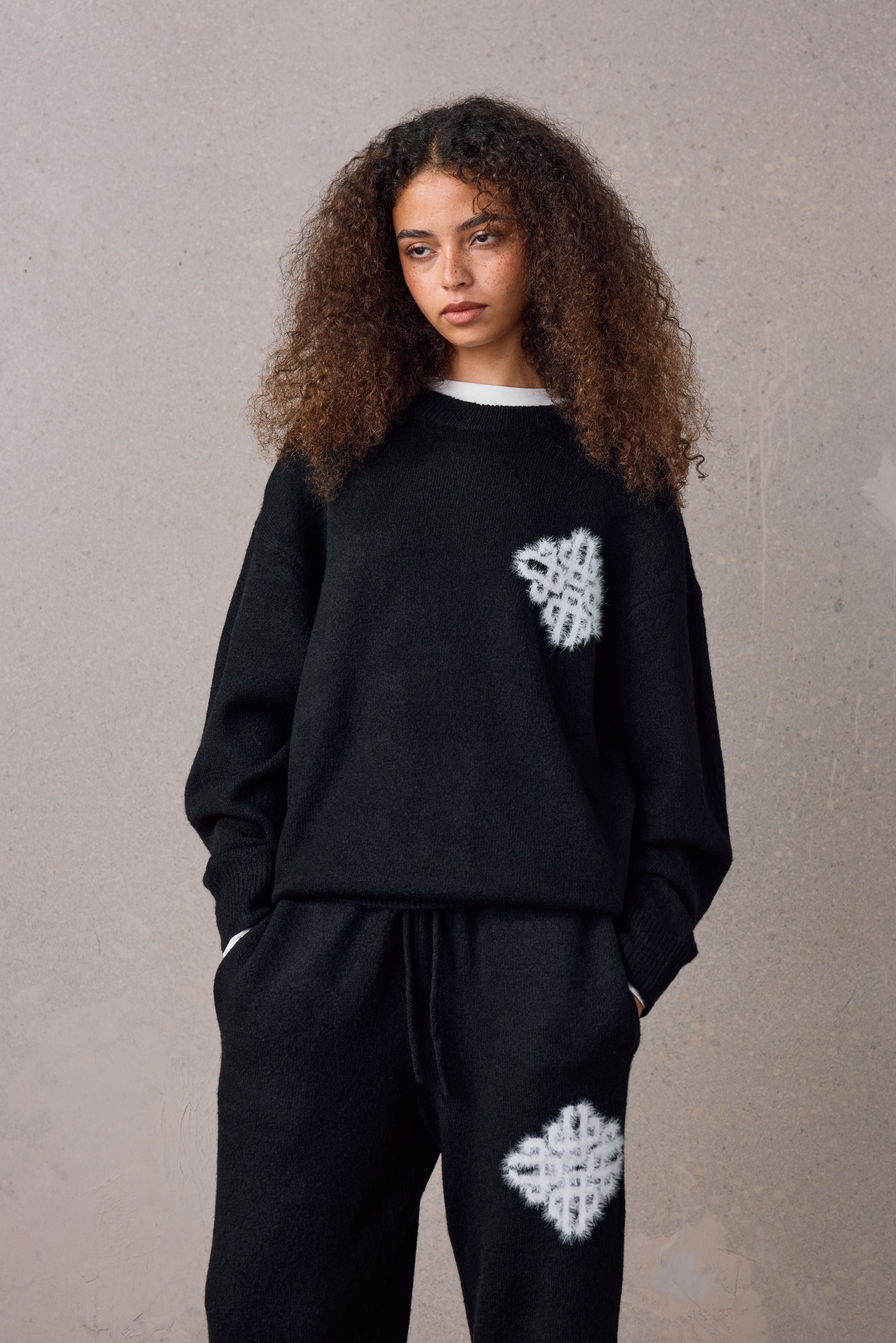 EMBLEM FLUFFY KNIT CREW - BLACK