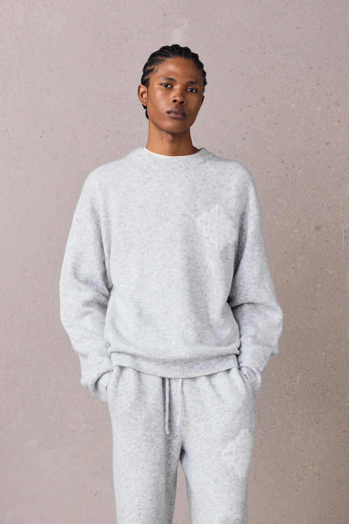 EMBLEM FLUFFY KNIT CREW - GREY MARL