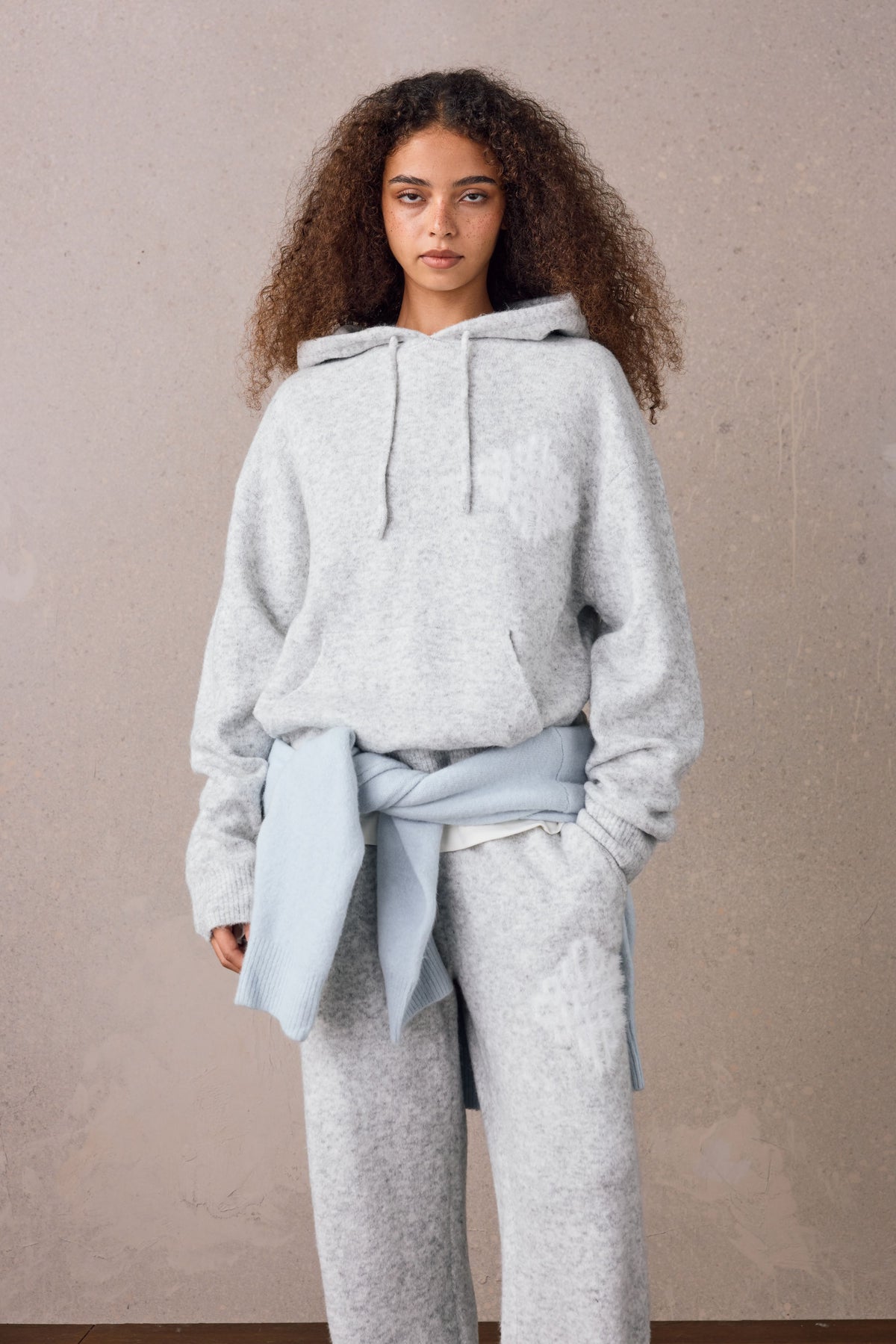 EMBLEM FLUFFY KNIT HOODIE - GREY MARL
