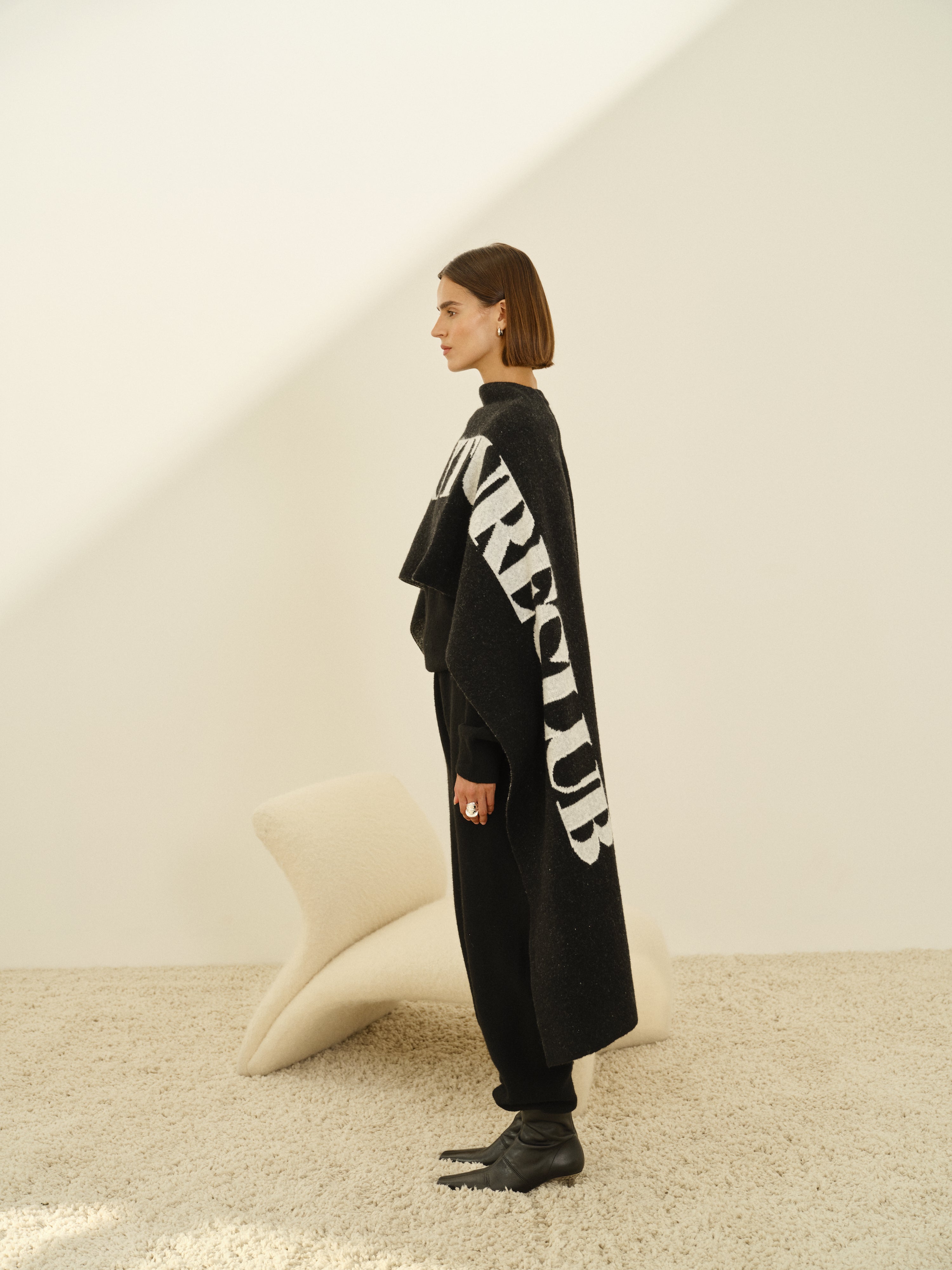 FLUFFY KNIT COPYRIGHT SCARF - BLACK