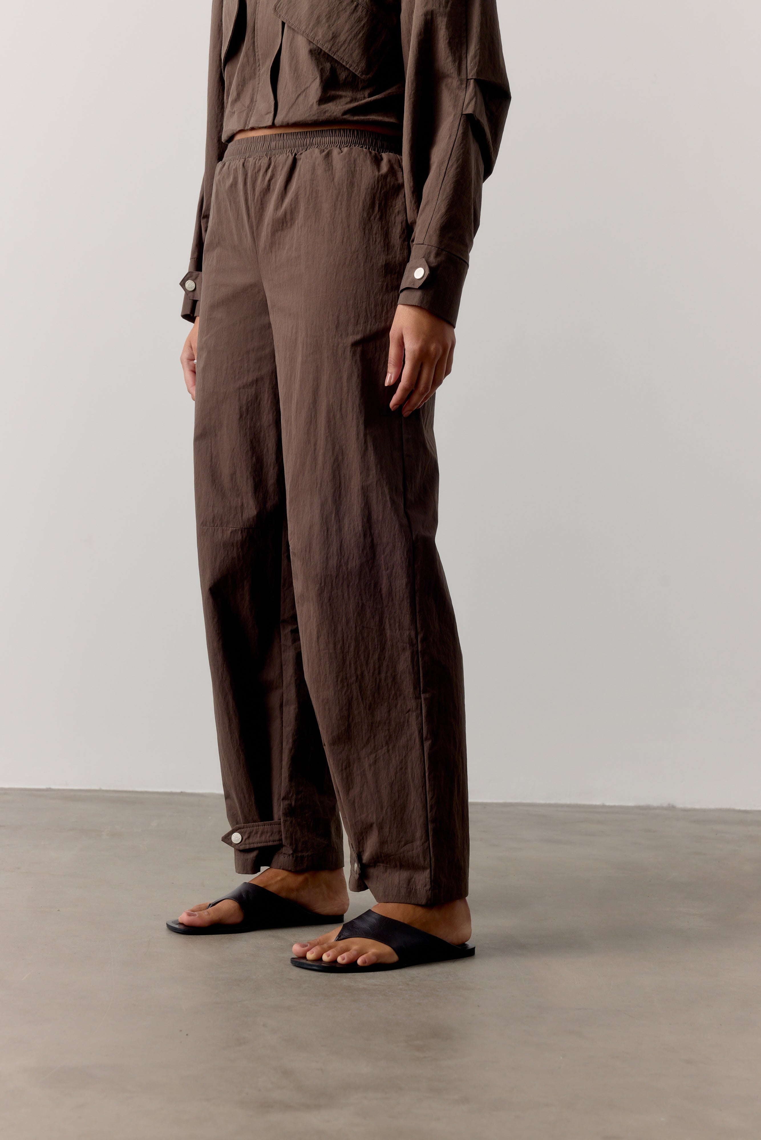 BARREL LEG SHELL TROUSERS - BROWN