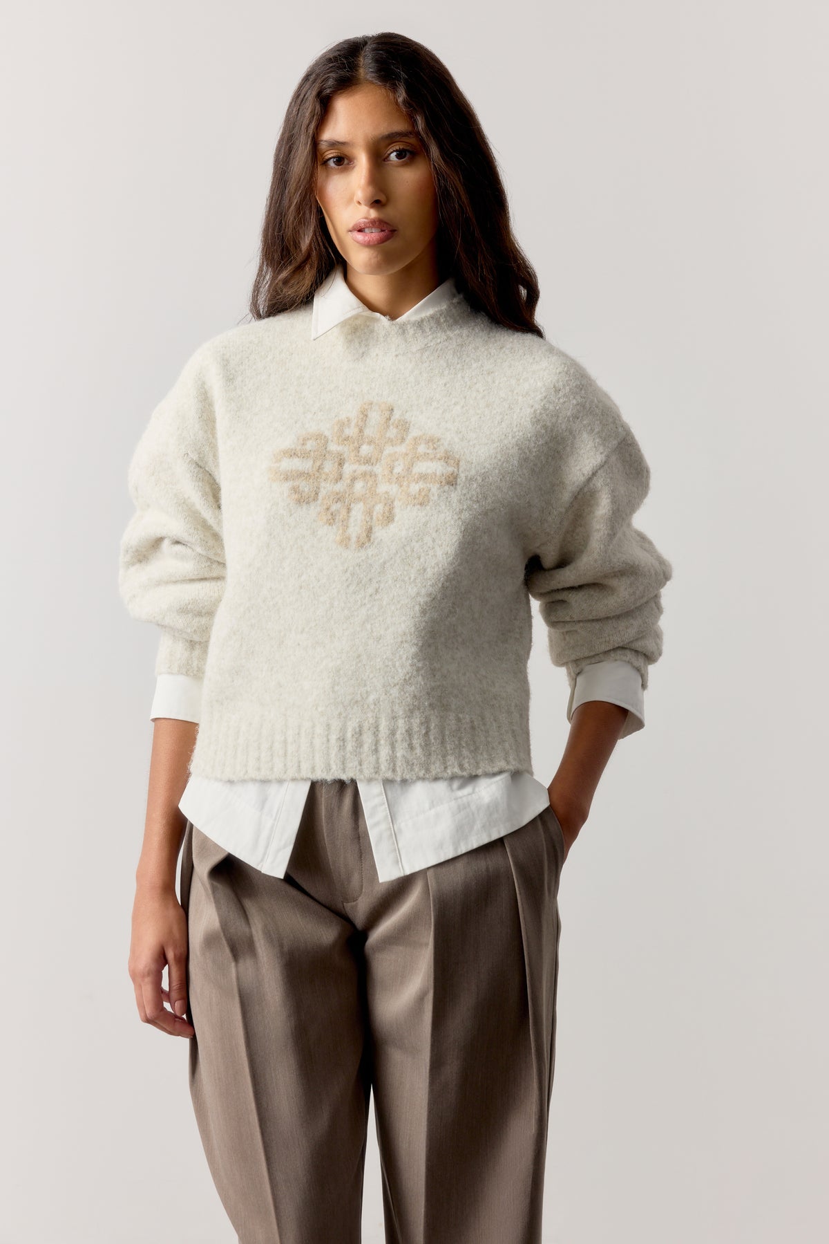 CONTRAST EMBLEM KNIT CREW - BEIGE