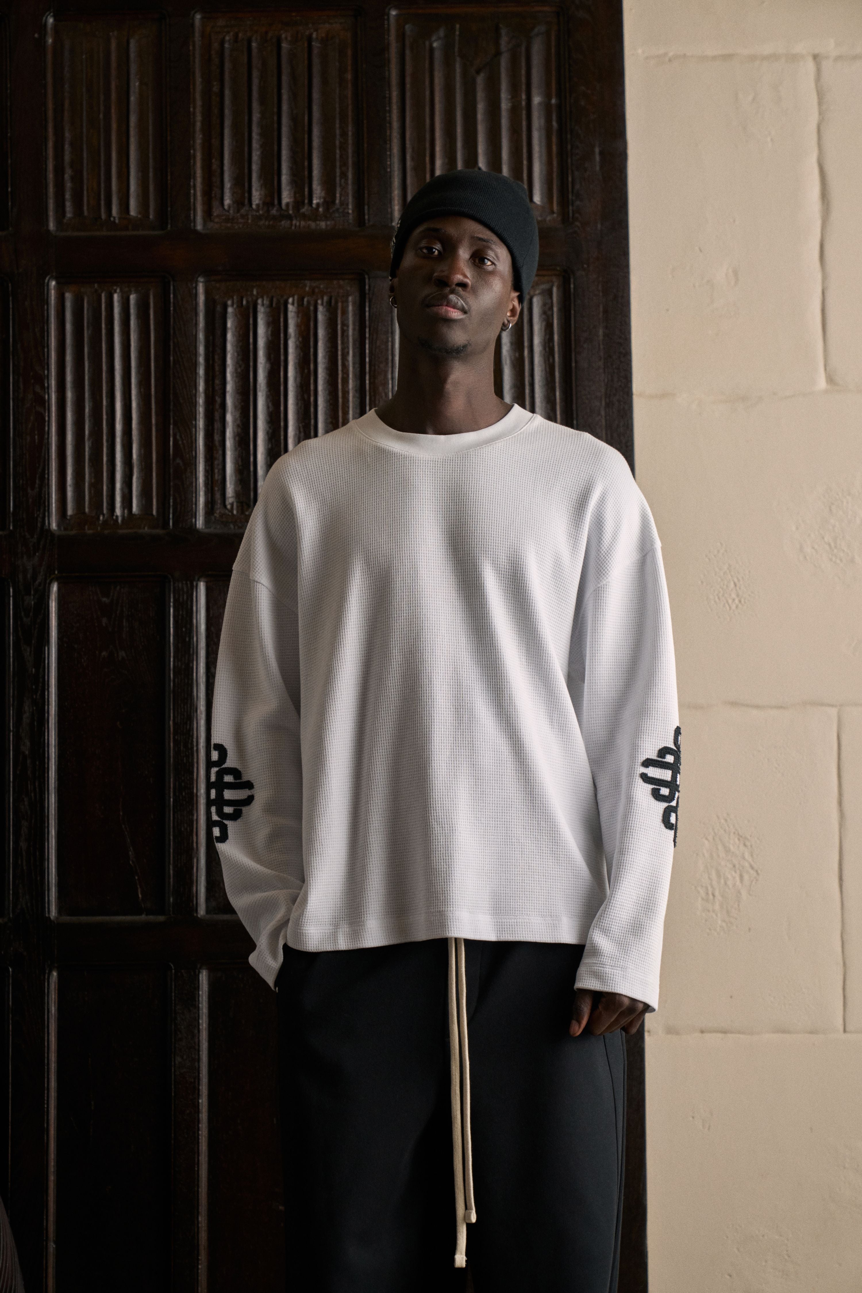 EMBLEM APPLIQUE WAFFLE LONG SLEEVE T-SHIRT - WHITE