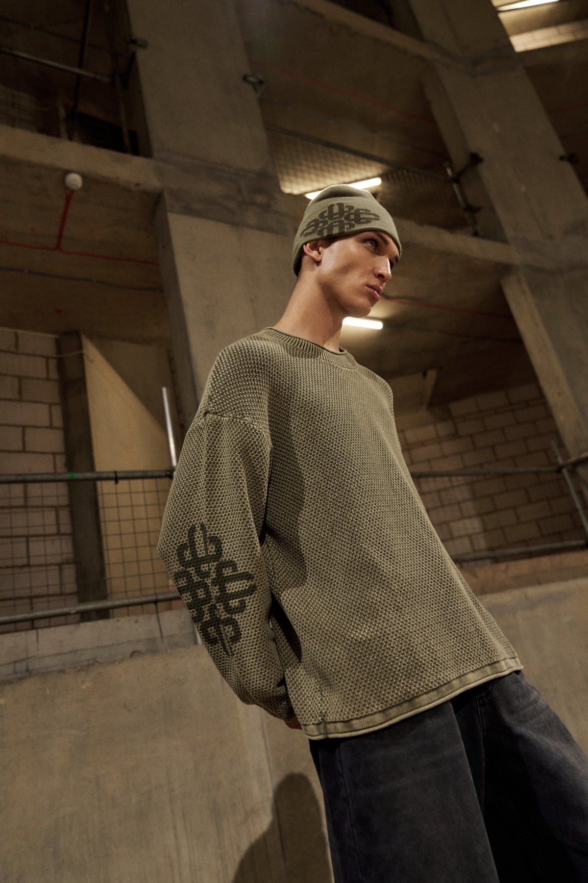 WASHED EMBLEM KNIT CREW - KHAKI