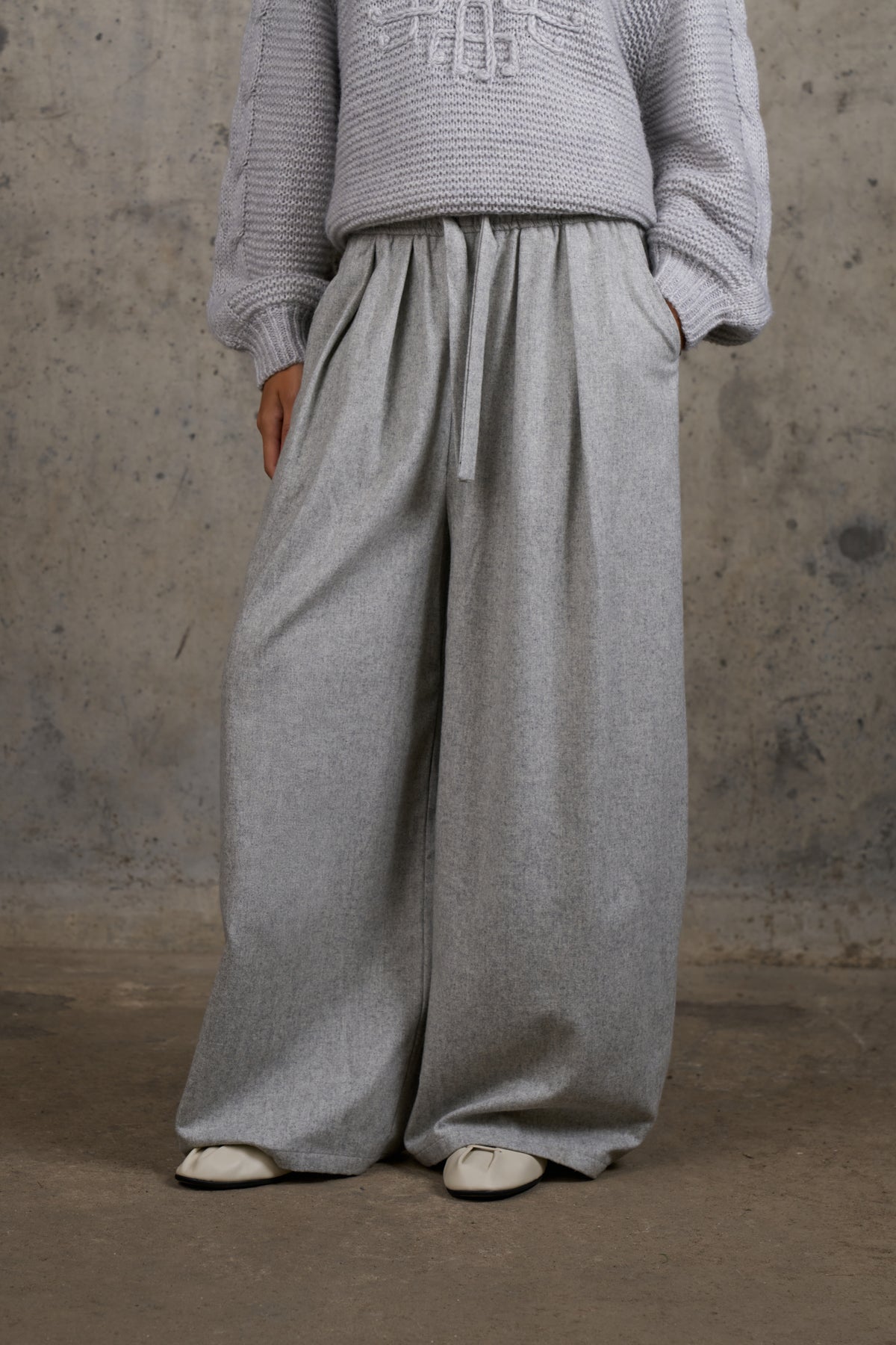 WOOL DRAWSTRING BARREL TROUSERS - GREY