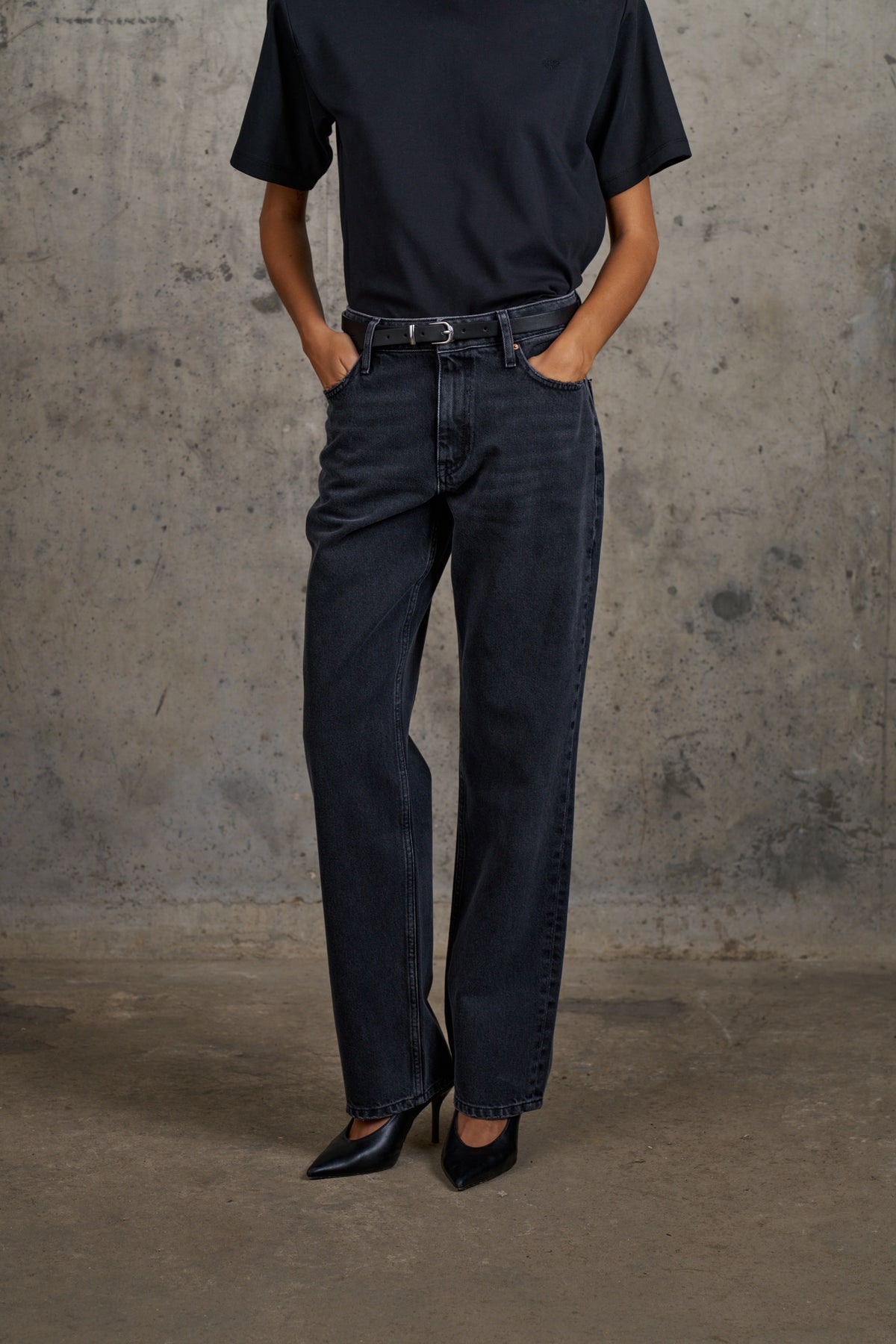 STRAIGHT LEG JEANS - WASHED BLACK