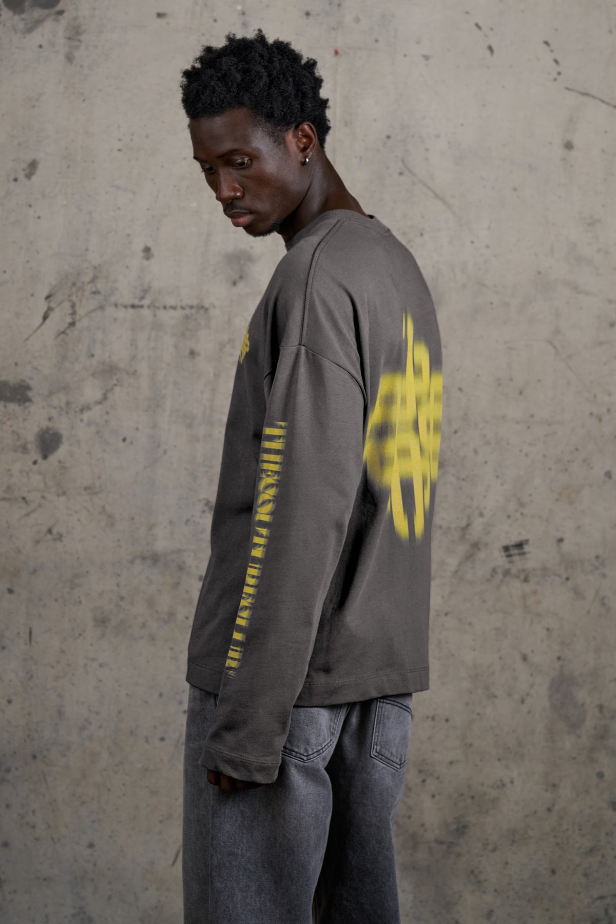 Model wearing the Motion Blurred Long Sleeve T-Shirt in Charcoal/Yellow, side view