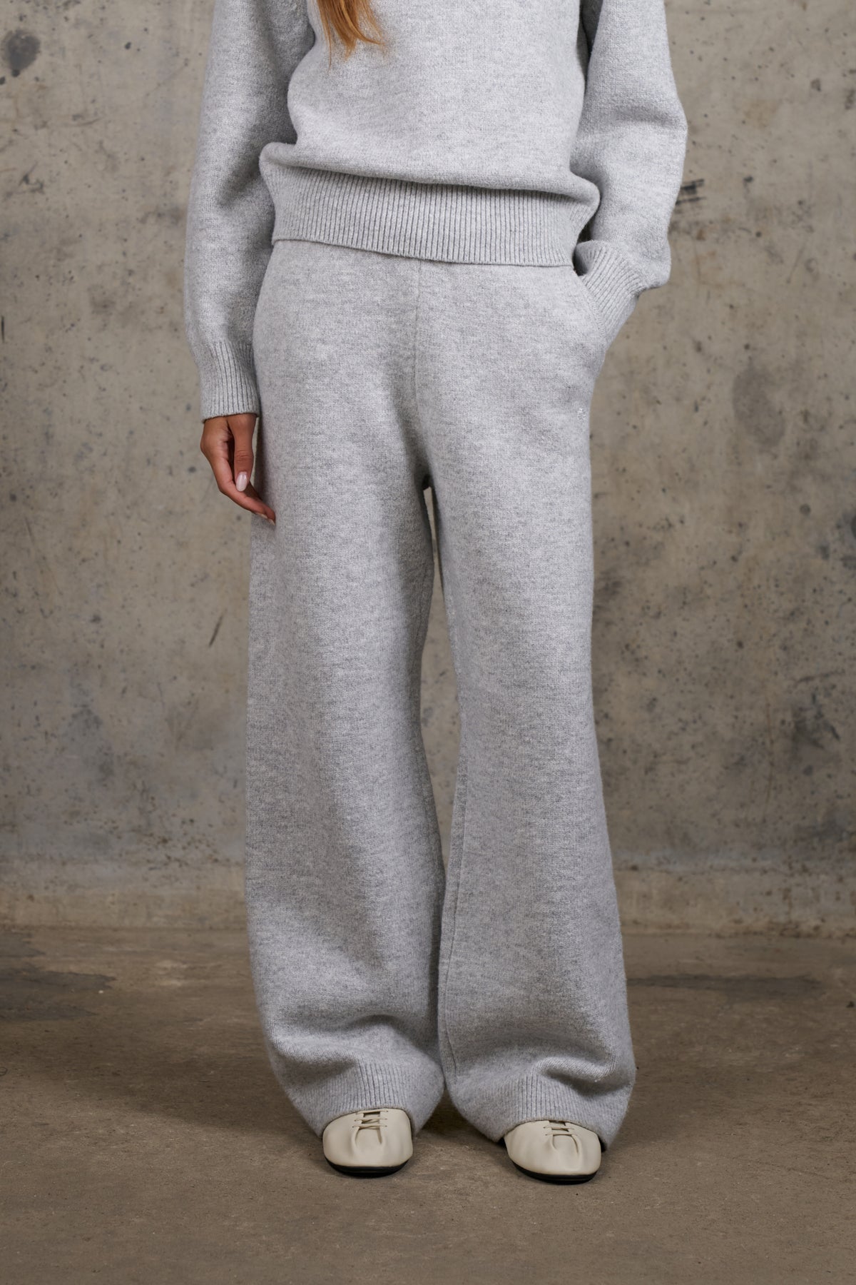 EMBLEM EMBROIDERED JOGGERS - GREY