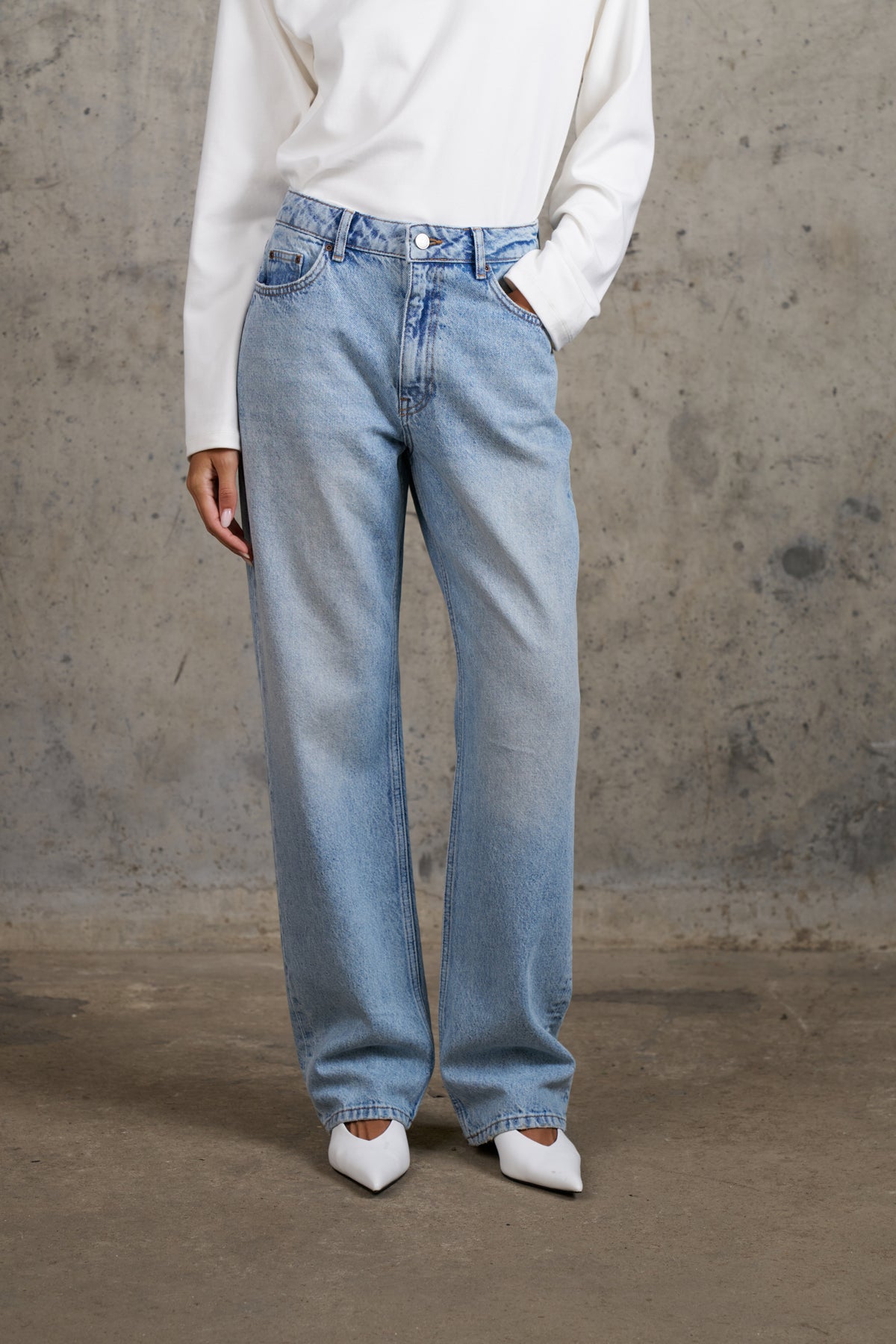 STRAIGHT LEG JEANS - LIGHT WASH