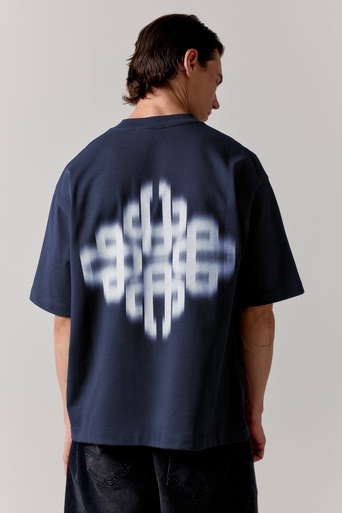 MOTION BLURRED EMBLEM T-SHIRT - NAVY WHITE