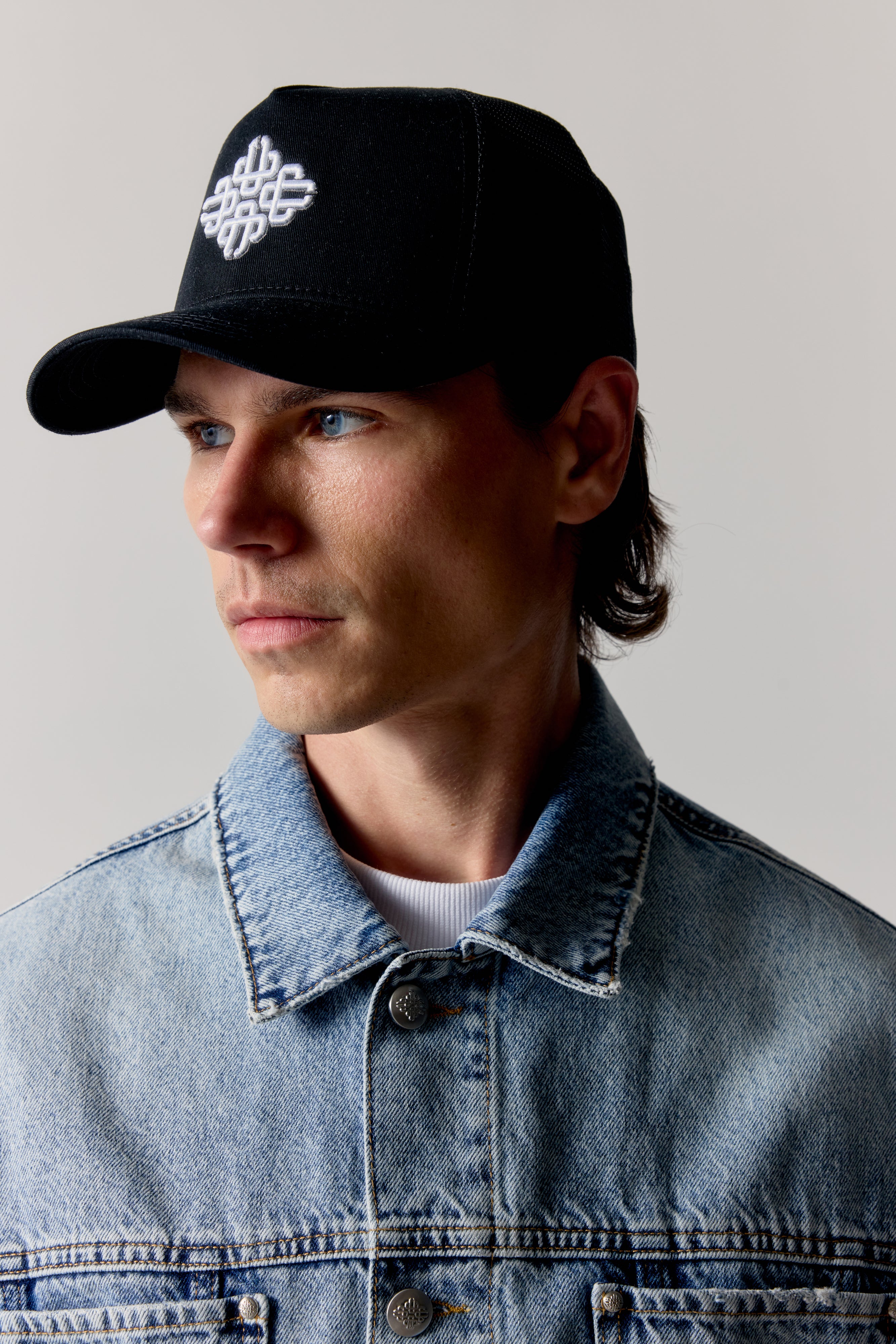 EMBLEM EMBROIDERED MESH BACK CAP - BLACK