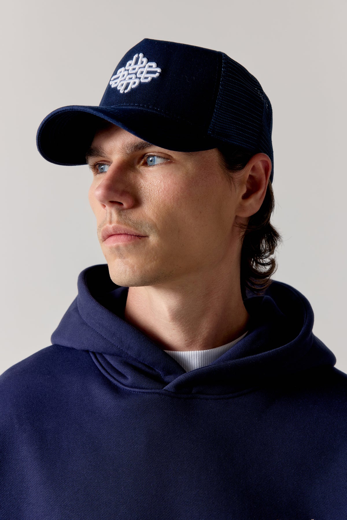 EMBLEM EMBROIDERED MESH BACK CAP - NAVY