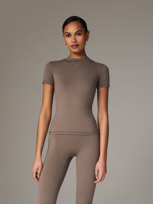 SCULPTING STRETCH EMBLEM BABY TEE - COCOA