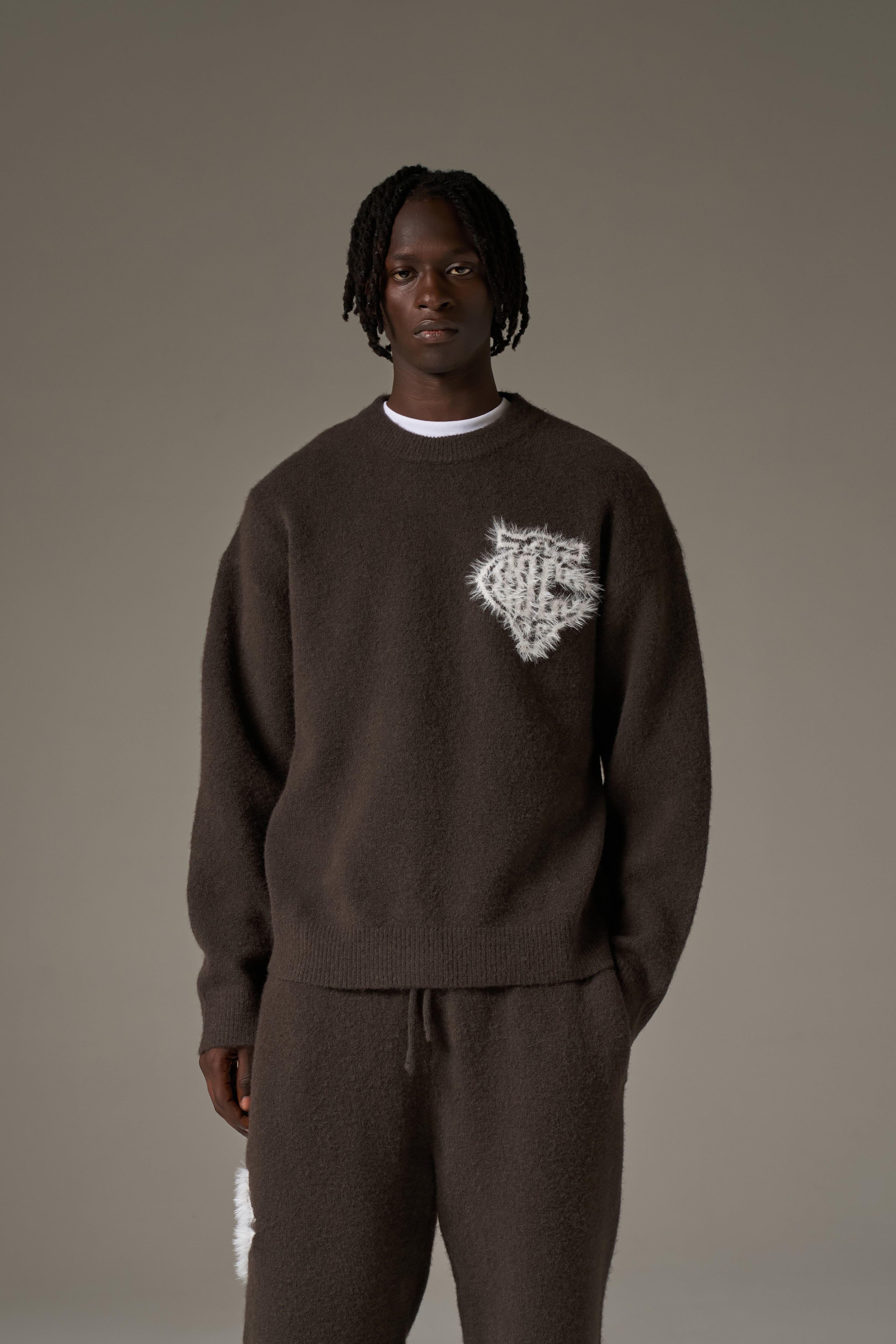 MONOGRAM FLUFFY KNIT CREW - BROWN