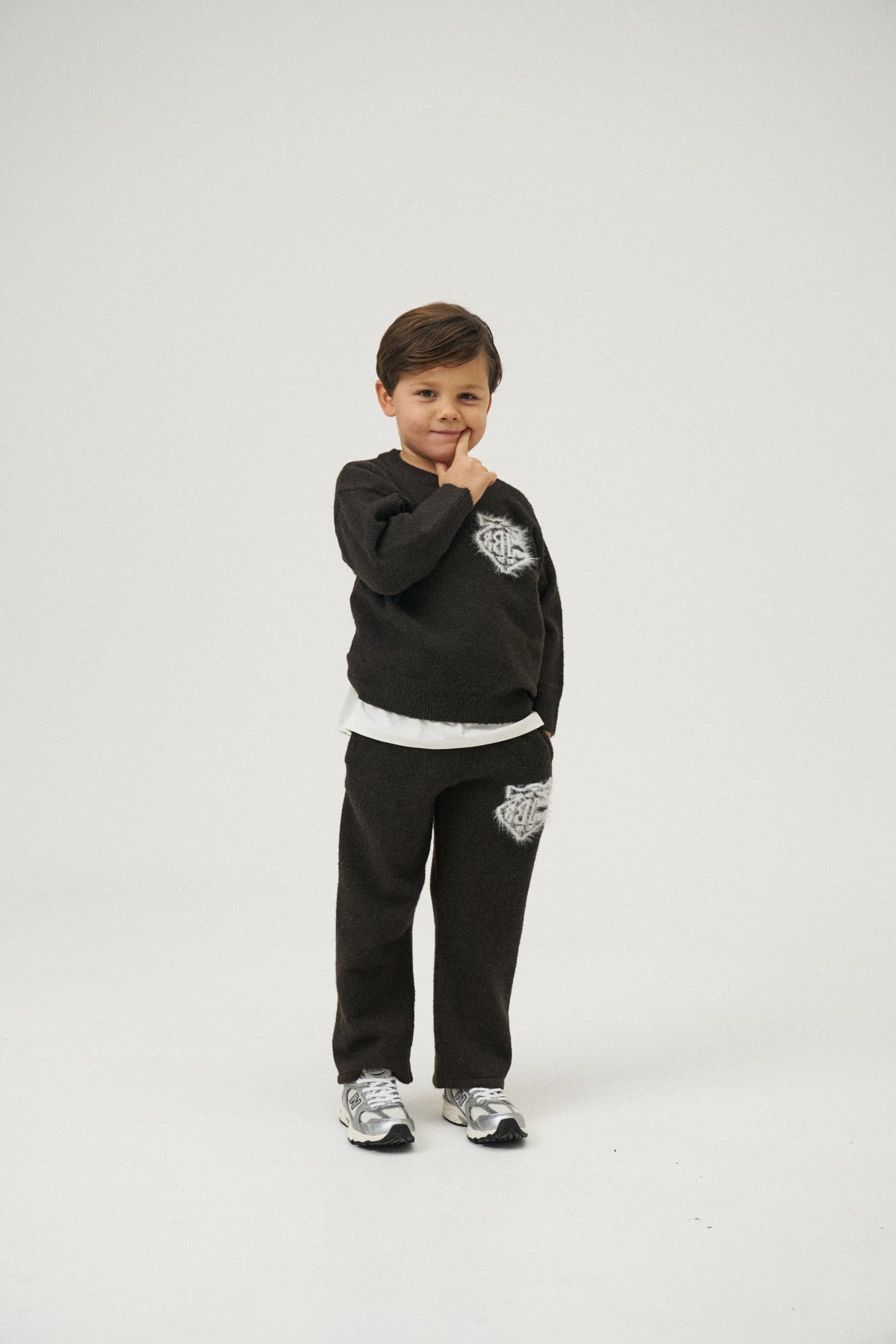 KIDS MONOGRAM EMBLEM FLUFFY KNIT JOGGERS - BROWN