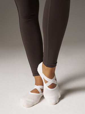 EMBLEM BARRE GRIP SOCKS - BONE