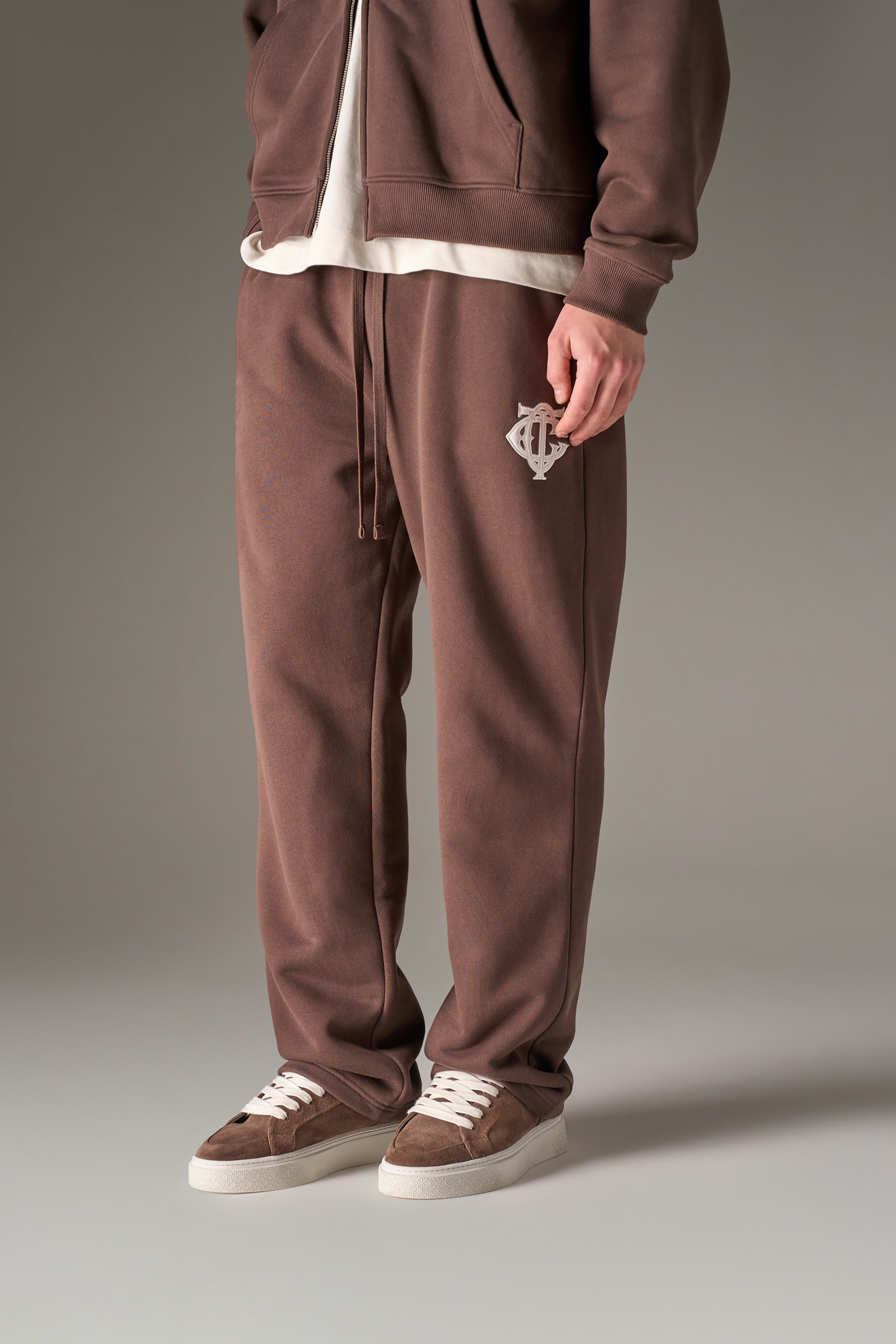 HEAVYWEIGHT MONOGRAM APPLIQUE EMBLEM JOGGERS - BROWN