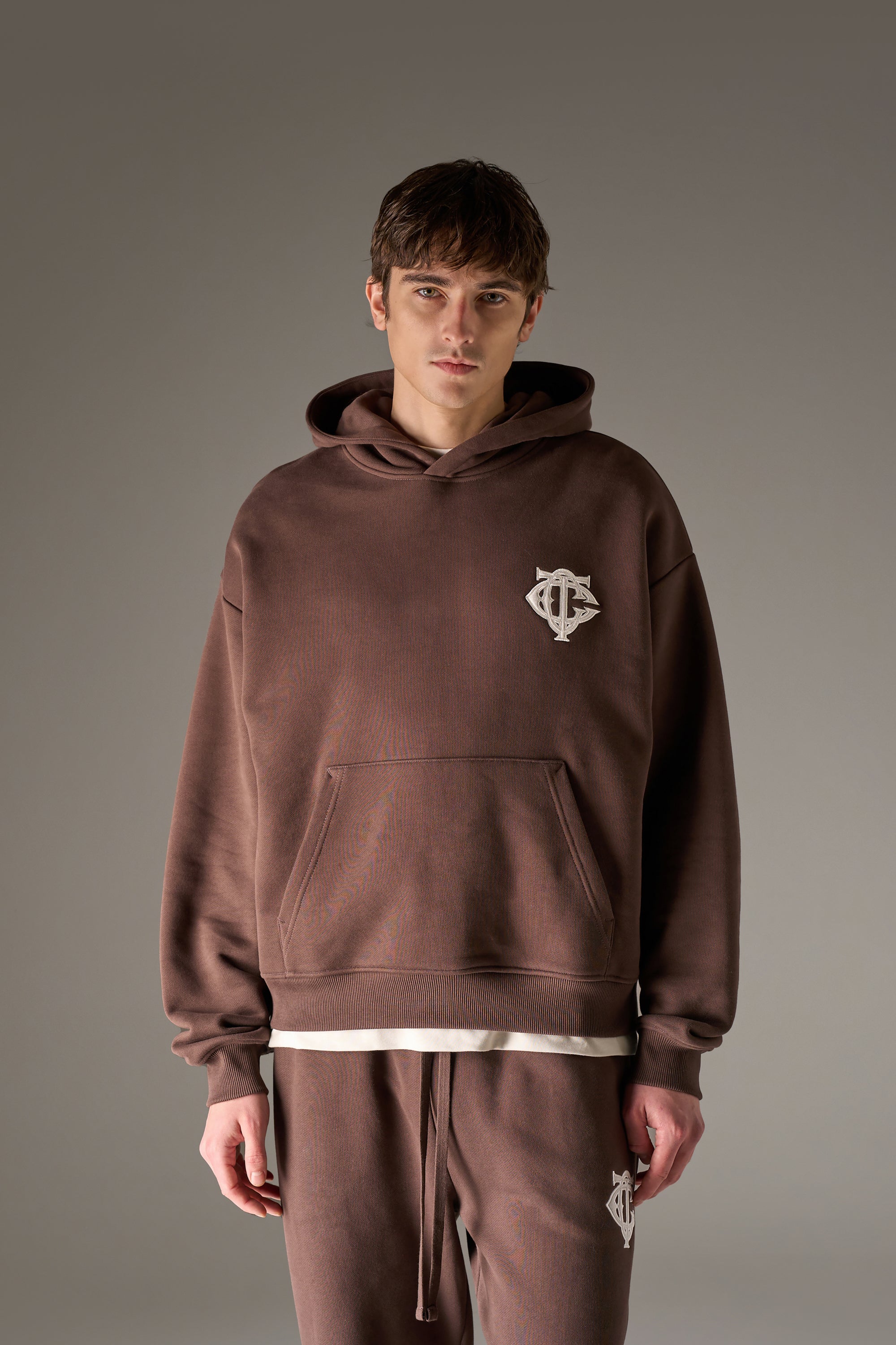 HEAVYWEIGHT MONOGRAM APPLIQUE EMBLEM HOODIE - BROWN