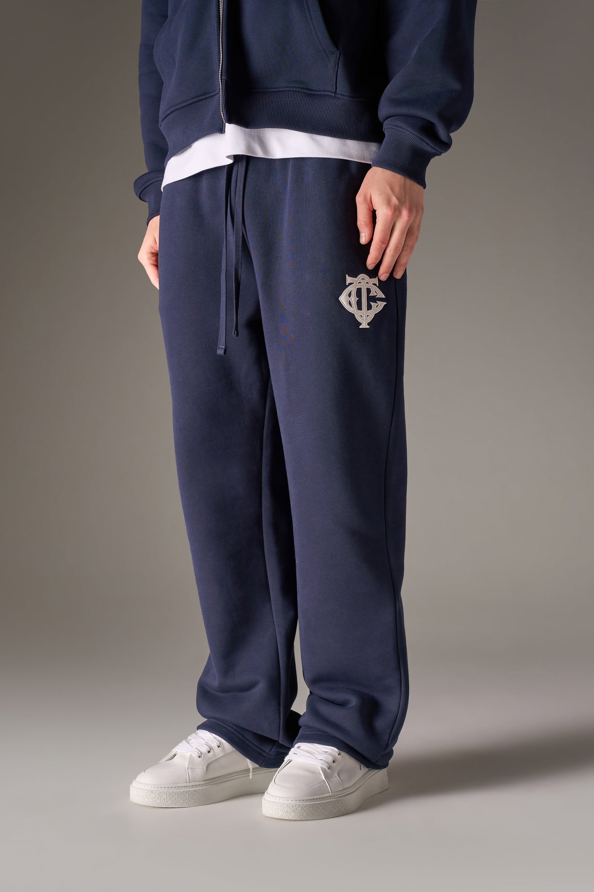 HEAVYWEIGHT MONOGRAM APPLIQUE EMBLEM JOGGERS - NAVY