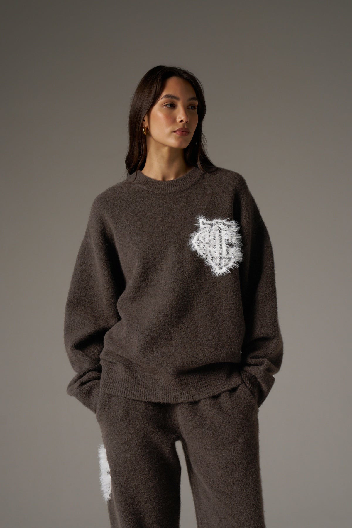 MONOGRAM FLUFFY KNIT CREW - BROWN