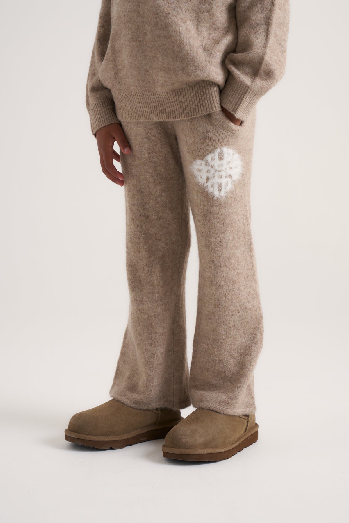 KIDS EMBLEM FLUFFY KNIT JOGGERS - BEIGE