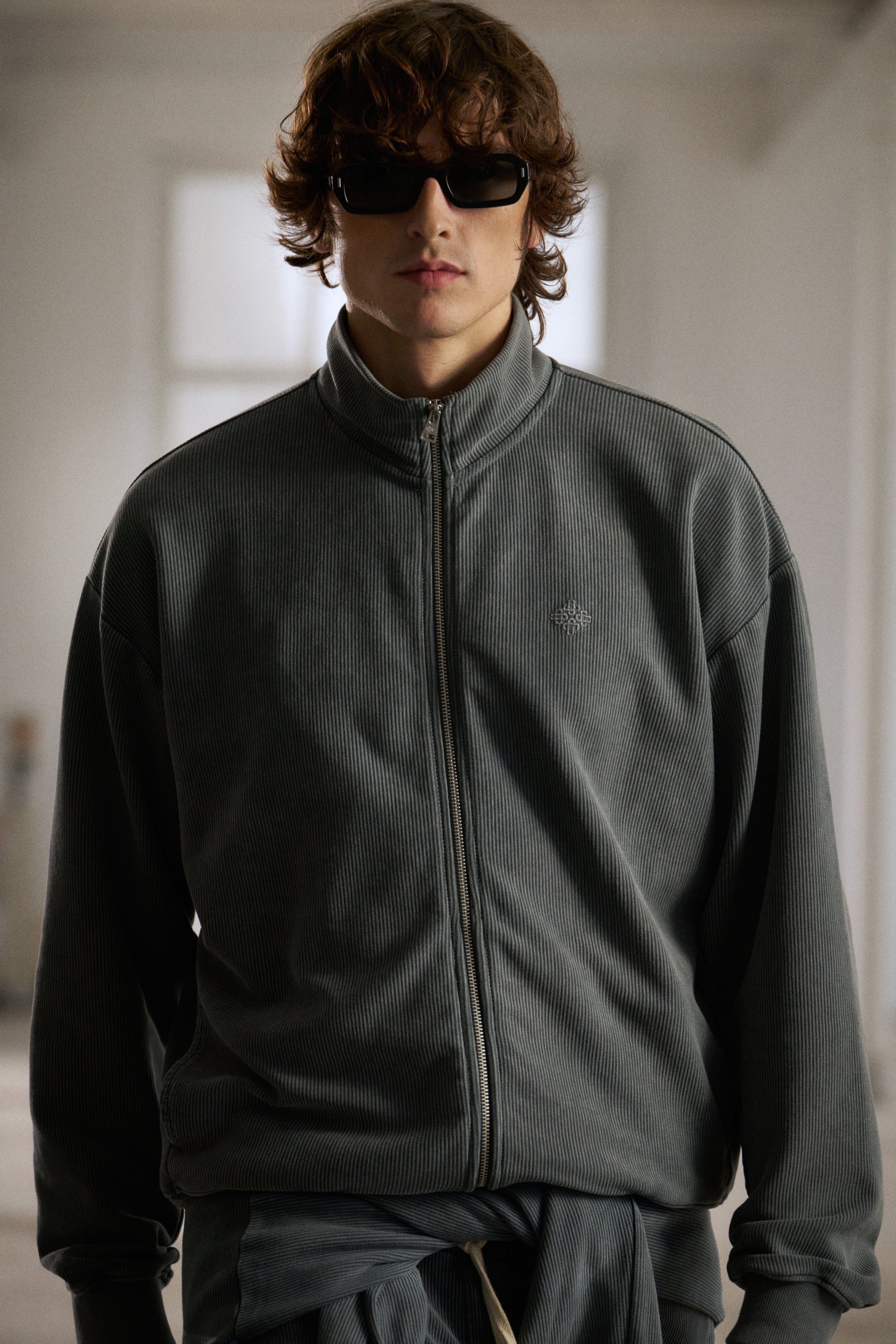 HEAVYWEIGHT WASHED RIBBED ZIP THROUGH FUNNEL NECK - GREY