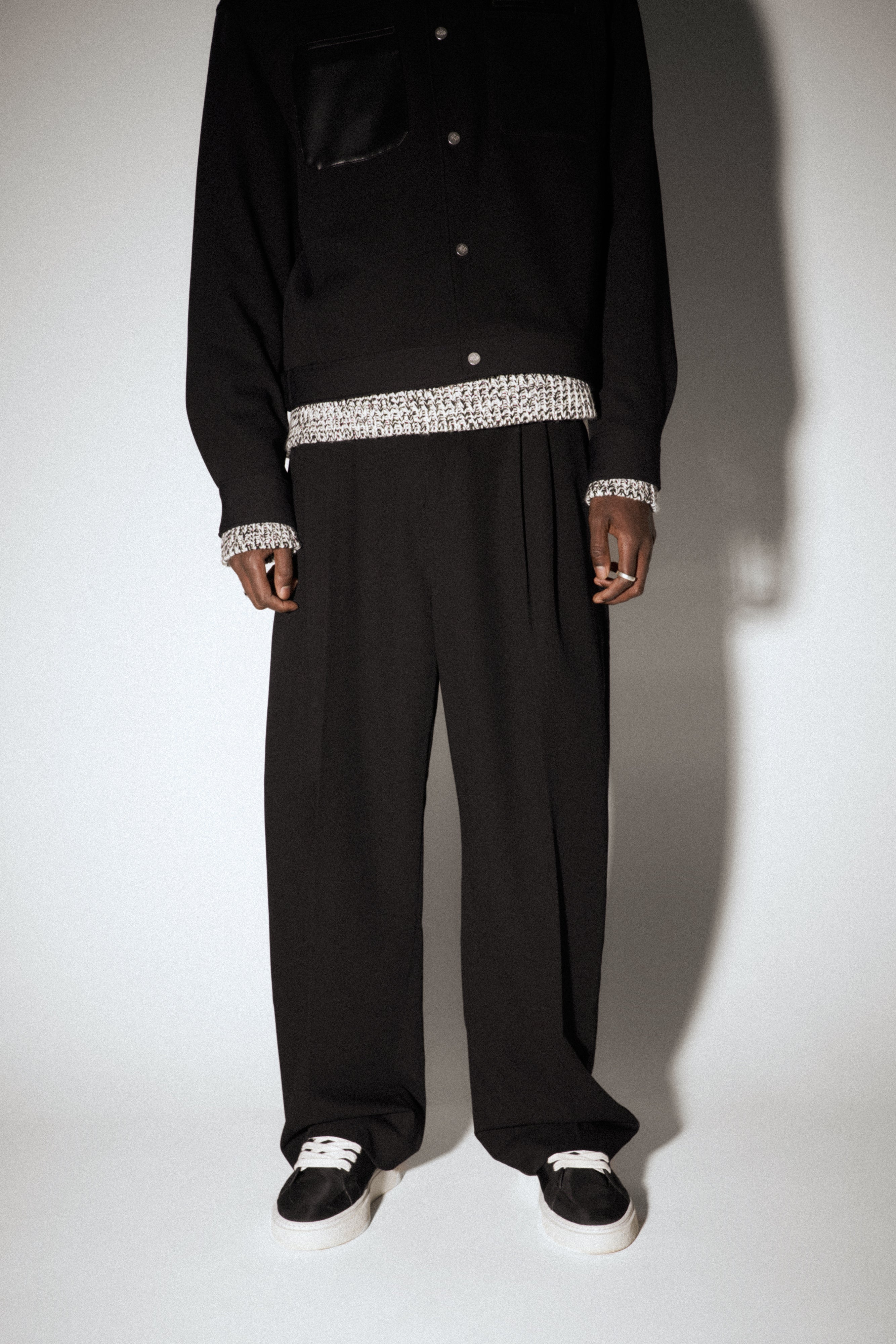 BARREL LEG TAILORED TROUSERS - BLACK