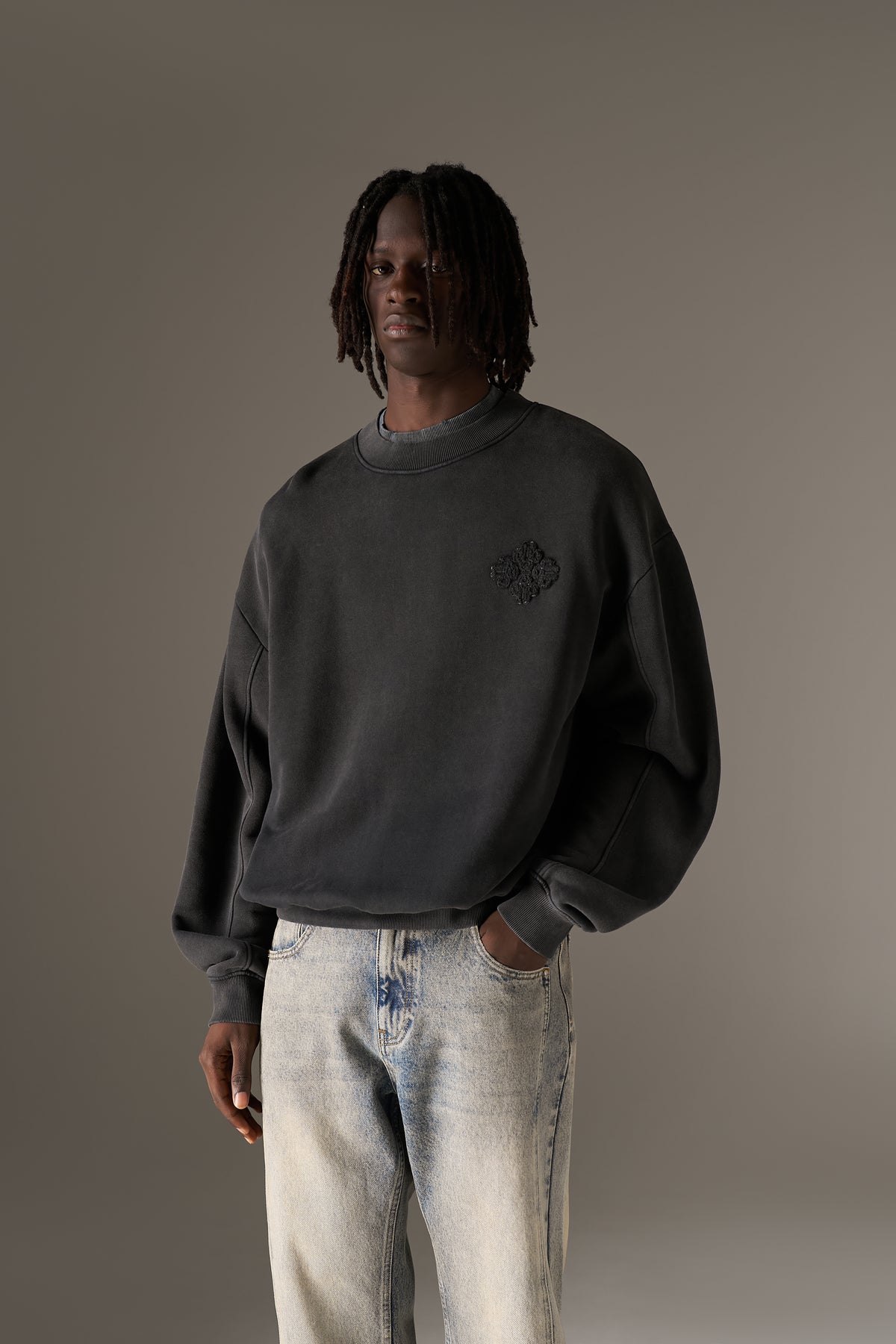 WASHED BORG EMBLEM APPLIQUE CREW - BLACK
