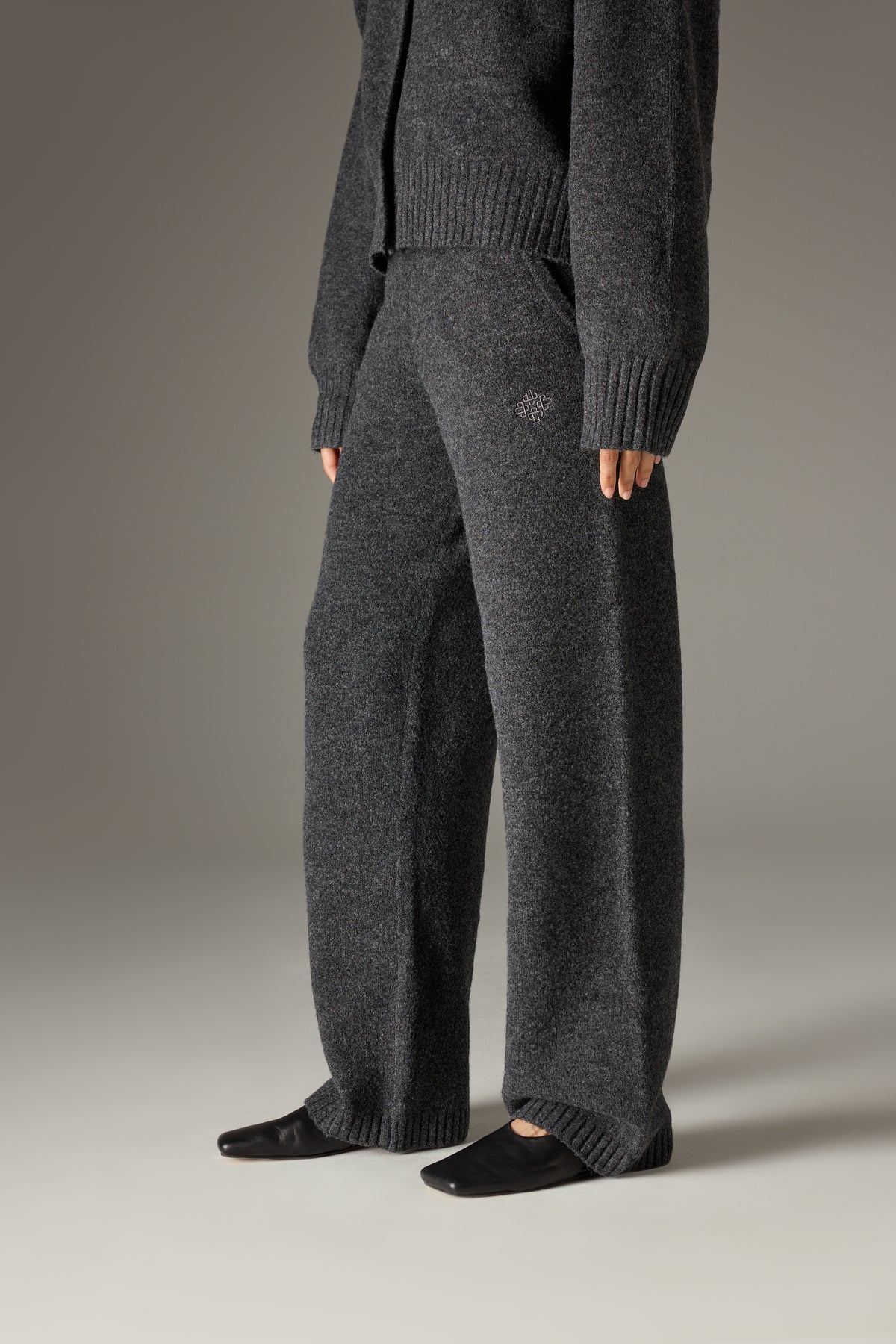 FLUFFY KNIT EMBLEM EMBROIDERED JOGGER - CHARCOAL