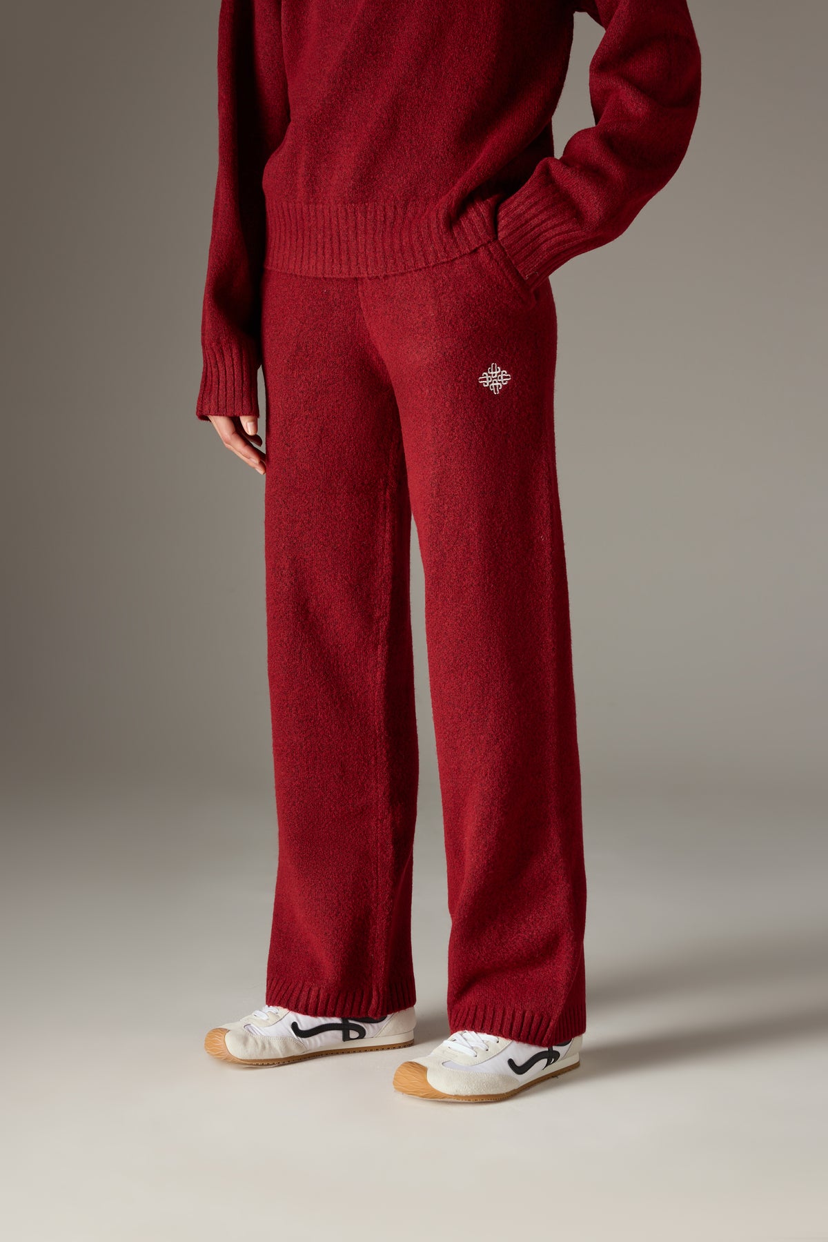 FLUFFY KNIT EMBLEM EMBROIDERED JOGGER - BURGUNDY