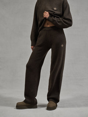 FLUFFY KNIT EMBLEM EMBROIDERED JOGGER - BROWN