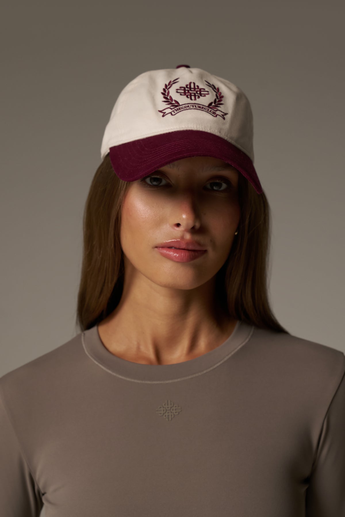 TWO TONE EMBROIDERY CREST CAP - BURGUNDY