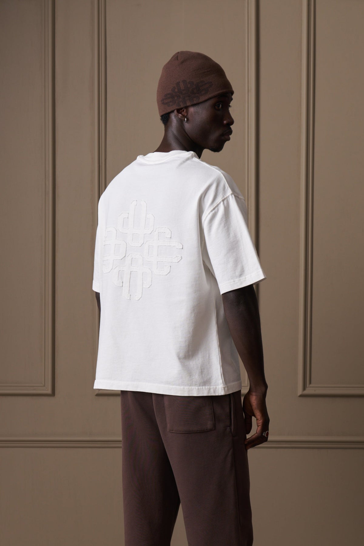 DISTRESSED APPLIQUE T-SHIRT - OFF WHITE