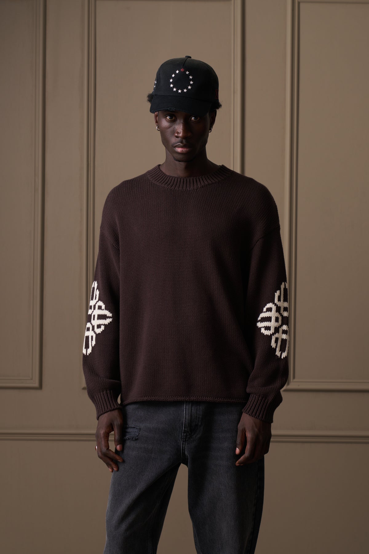 CHUNKY KNIT EMBLEM ELBOW JUMPER - BROWN