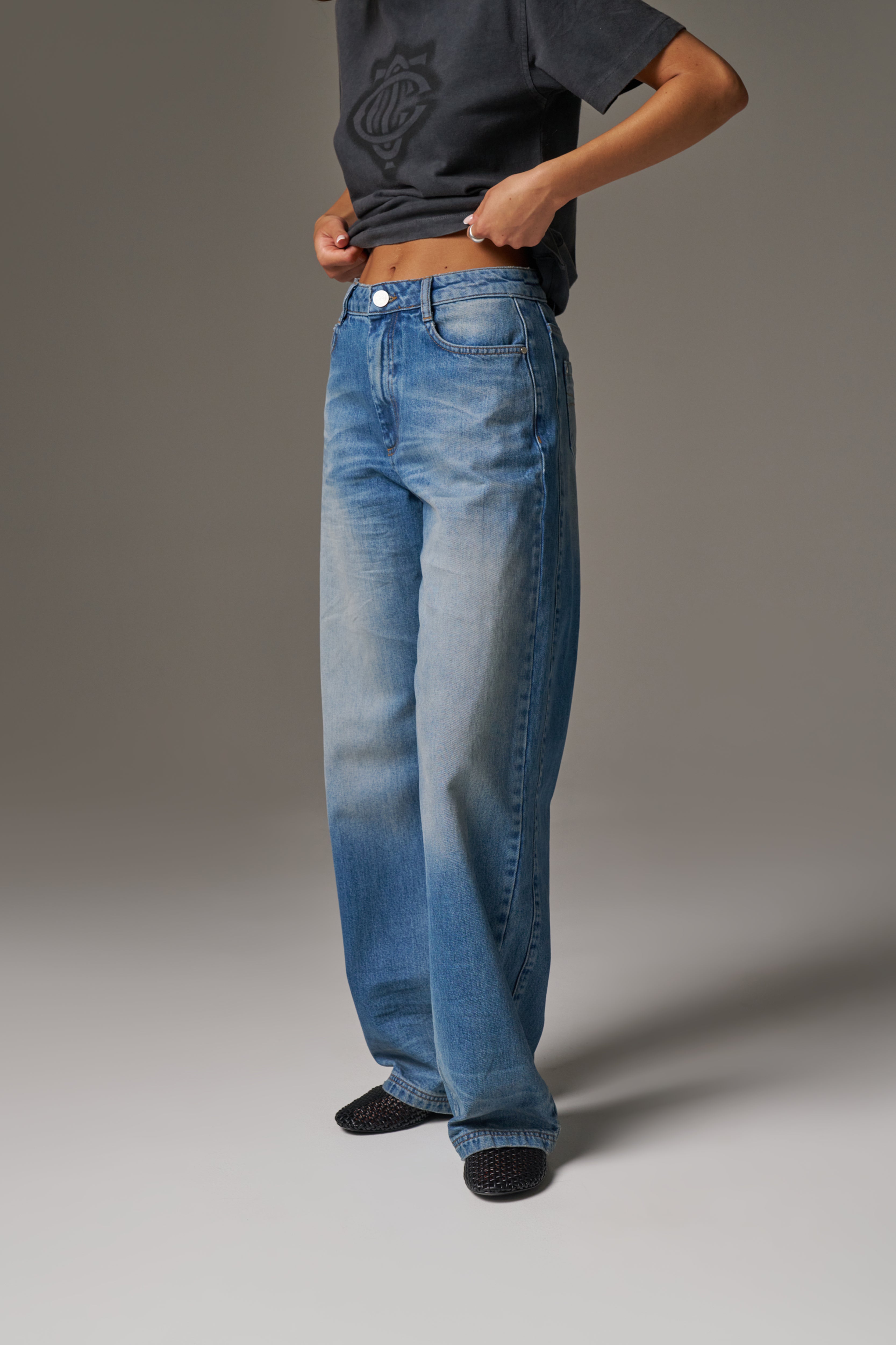 VINTAGE WASH MID RISE EMBLEM STRAIGHT LEG JEANS - BLUE WASH