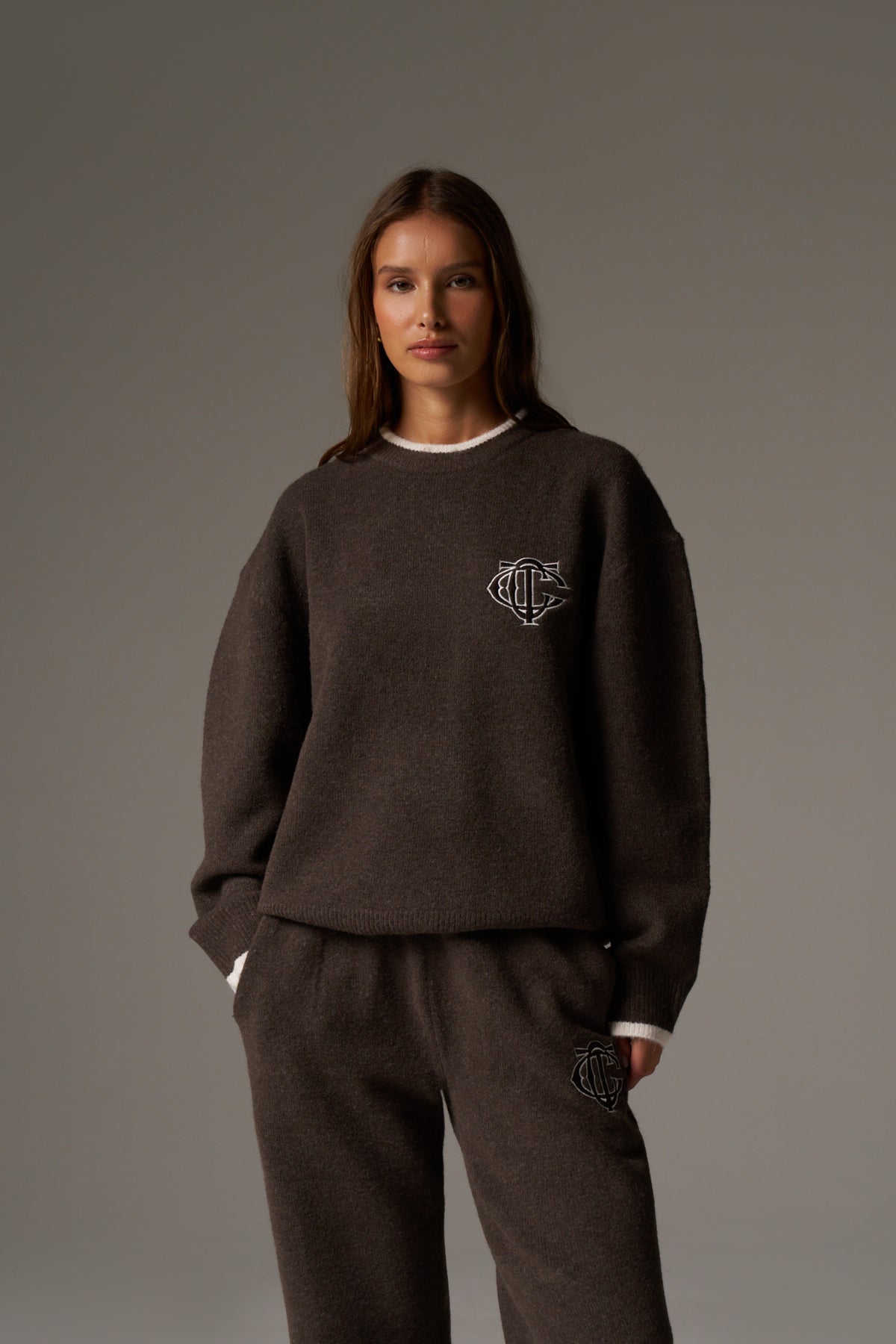 MONOGRAM KNITTED CREW - BROWN