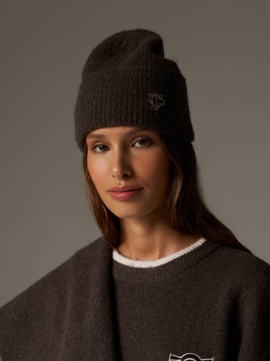 FLUFFY KNIT MONOGRAM PIN BADGE BEANIE - BROWN