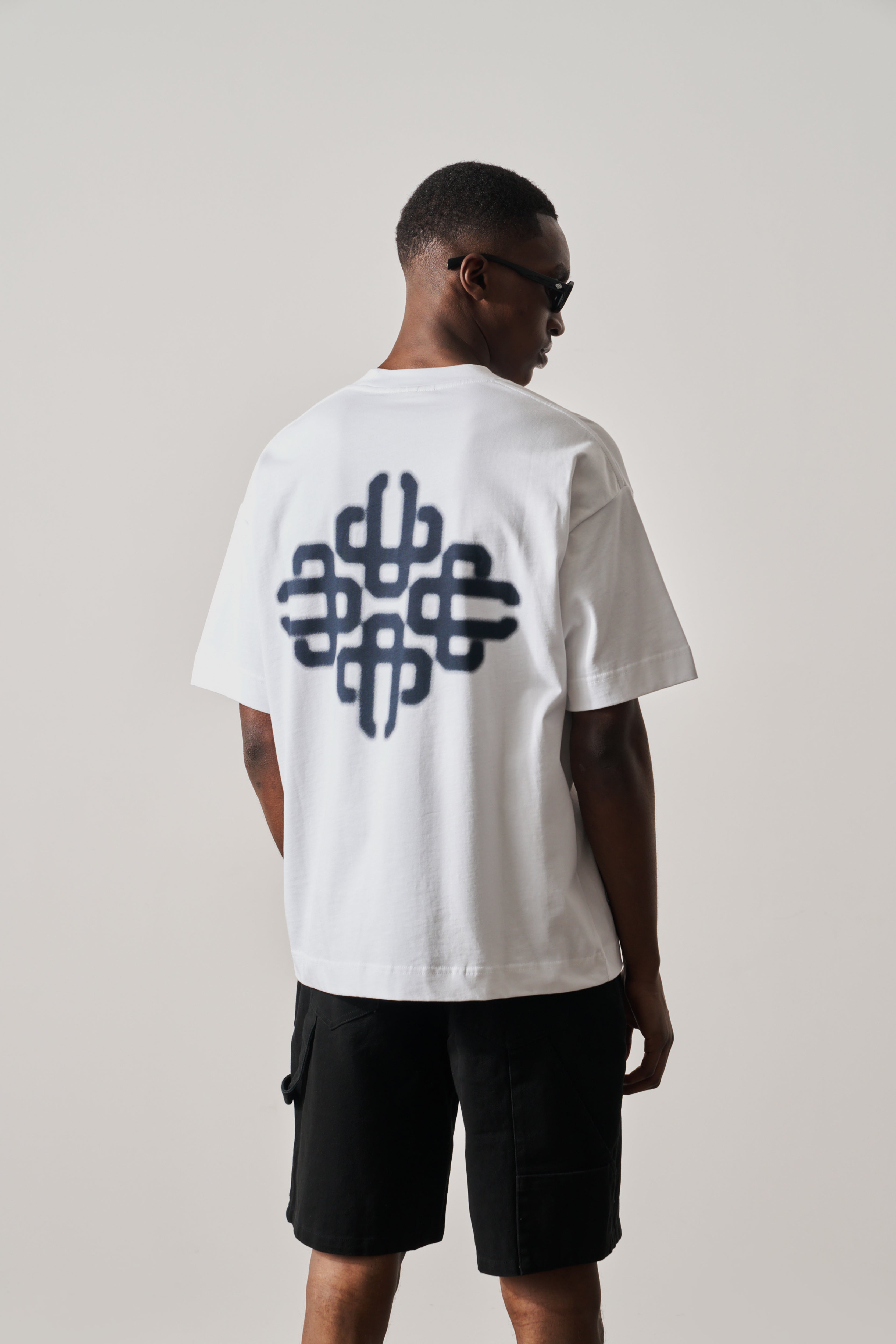 BLURRED GRAPHIC EMBLEM T-SHIRT - NAVY