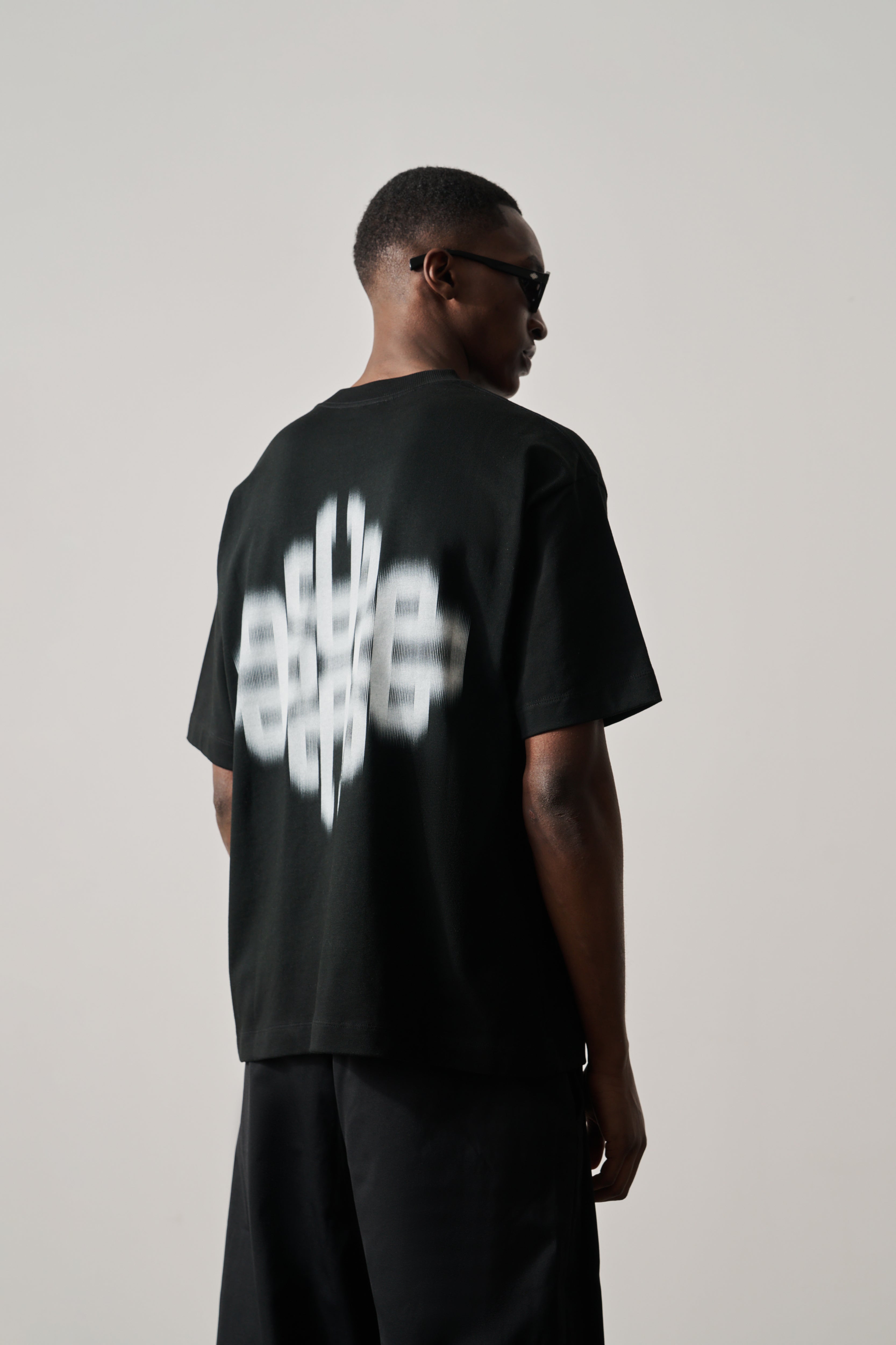 MOTION BLURRED EMBLEM T-SHIRT - BLACK